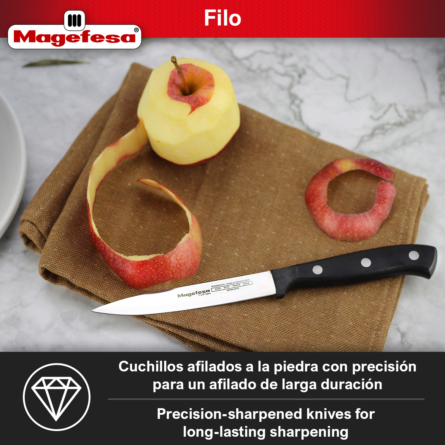 Un cuchillo yace junto a una manzana pelada y cáscara de manzana sobre un paño marrón.