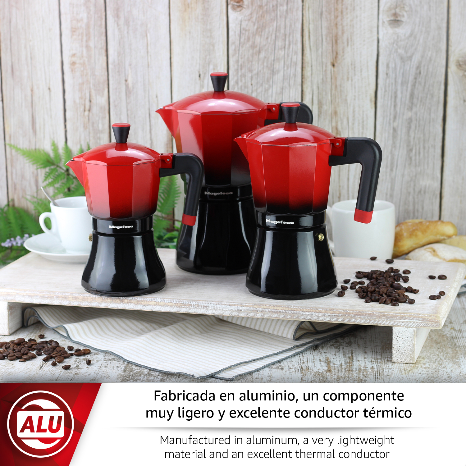 Tres cafeteras rojas y negras sobre un soporte de madera con granos de café.