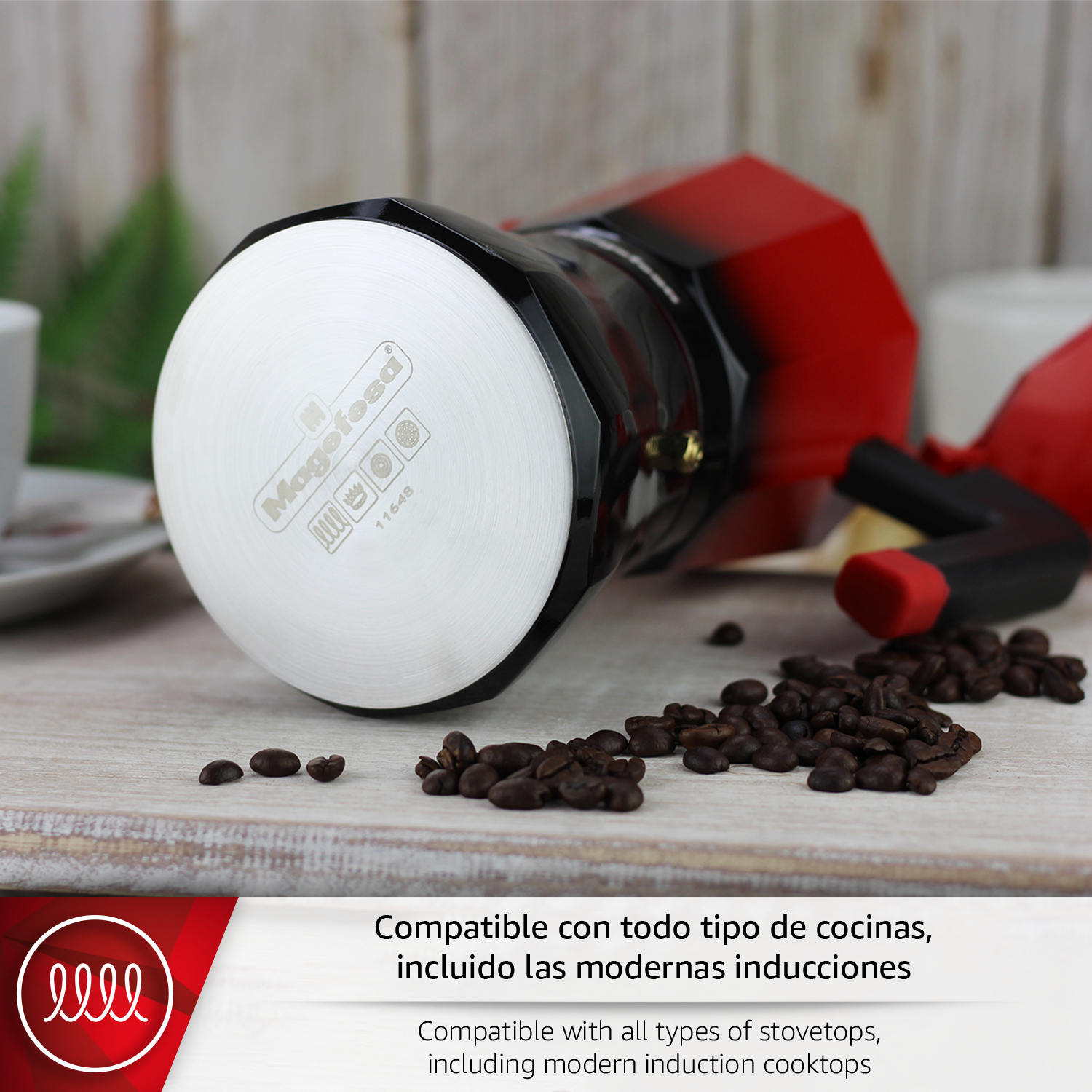 Una cafetera roja y negra descansa sobre una mesa con granos de café.