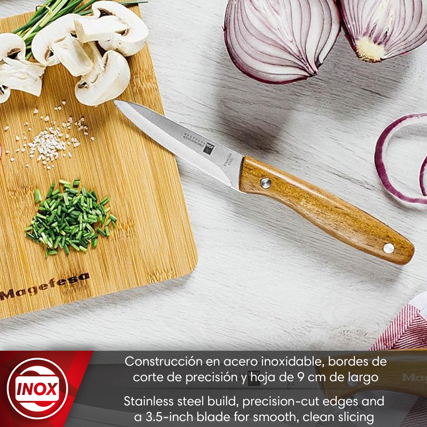 Un cuchillo sobre una tabla de madera con champiñones, cebollas y hierbas.