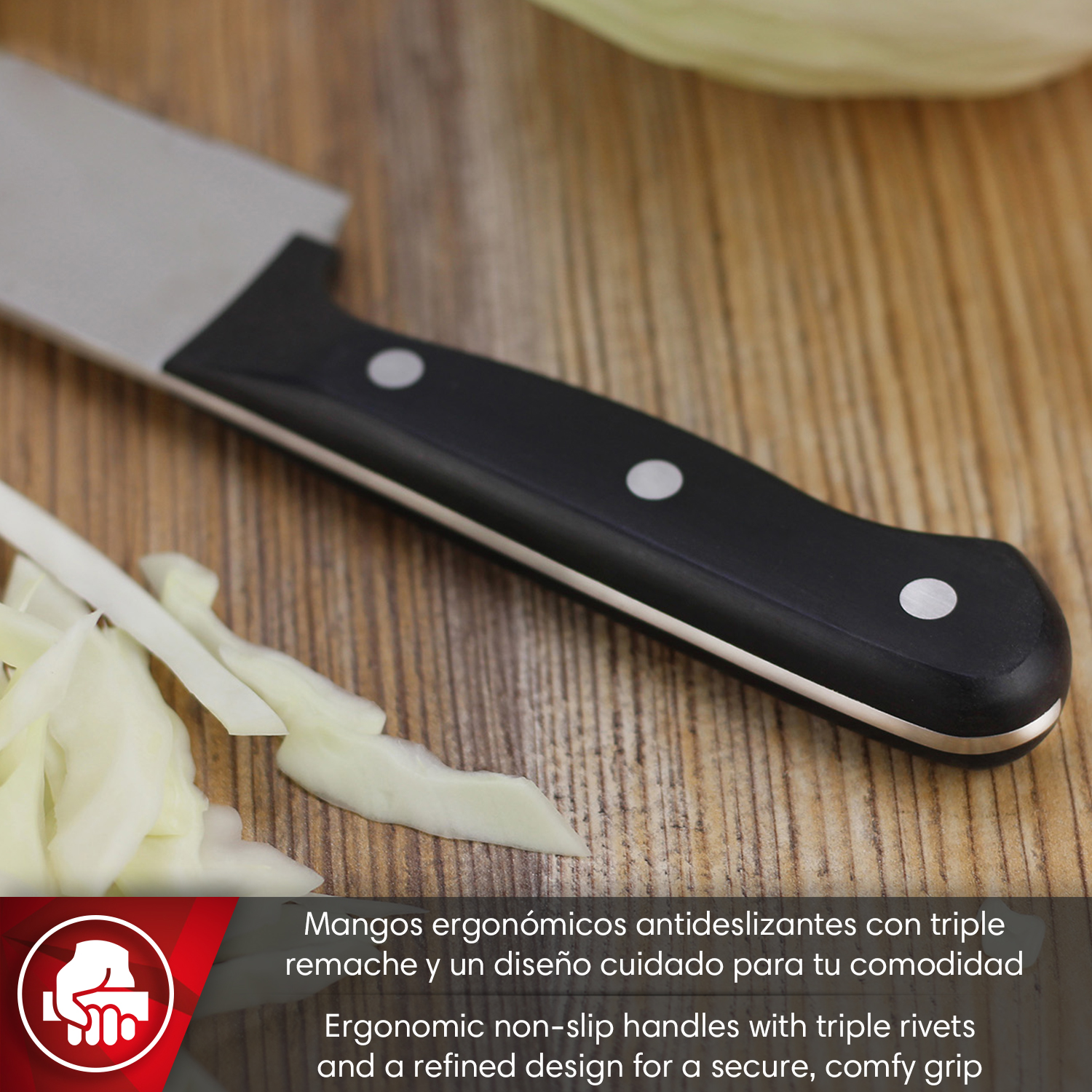 Un cuchillo de chef con mango negro y verduras cortadas sobre mesa de madera.