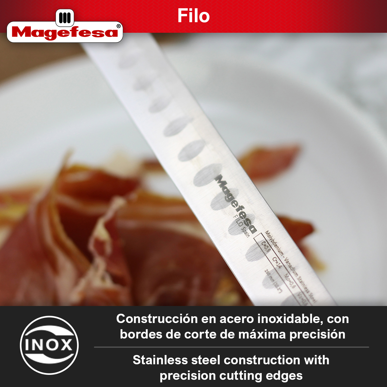 Primer plano de una hoja de cuchillo con el logo Magefesa, cortando jamón.