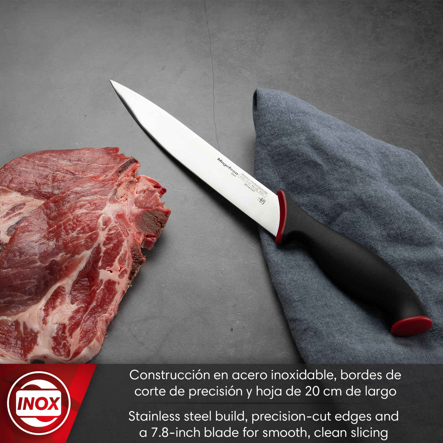 Un trozo de carne cruda junto a un cuchillo de cocina con mango negro y detalles rojos.