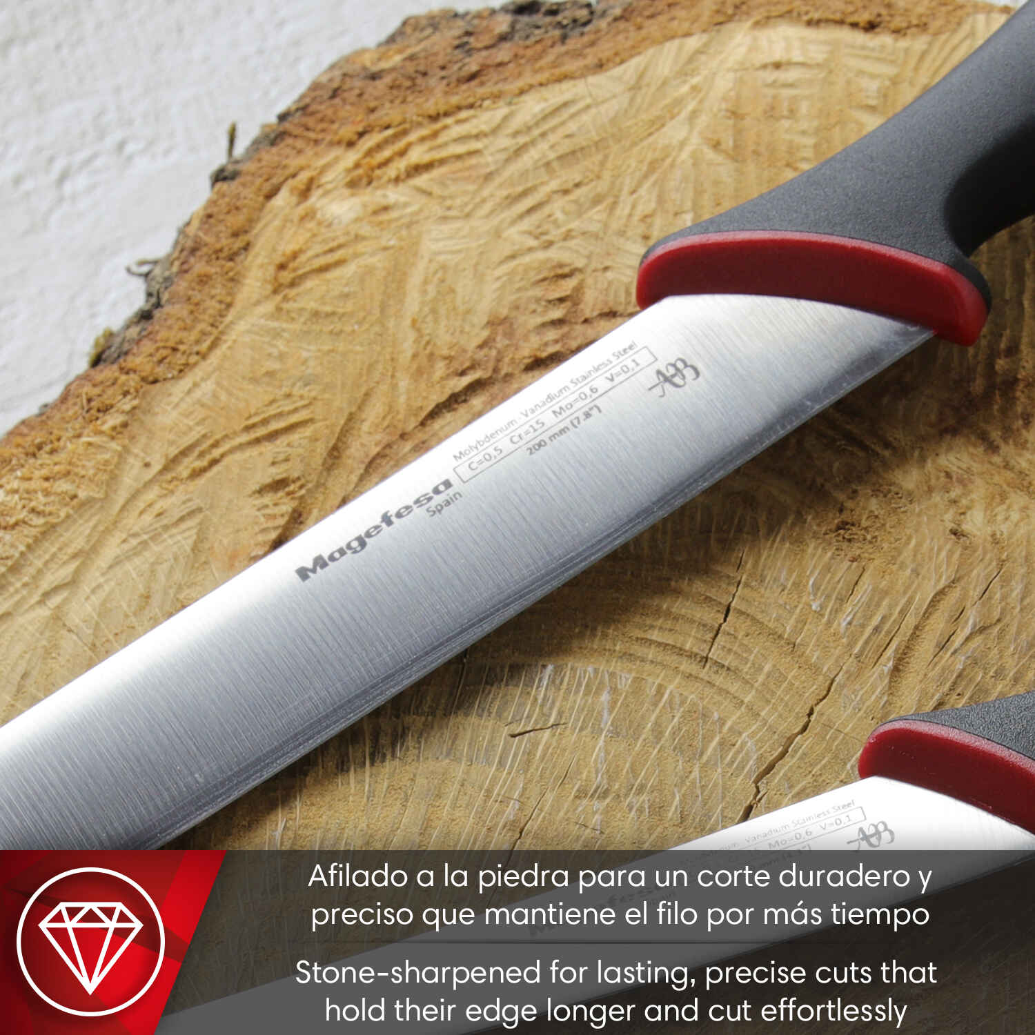 Un cuchillo con mango negro y detalle rojo descansa sobre madera.