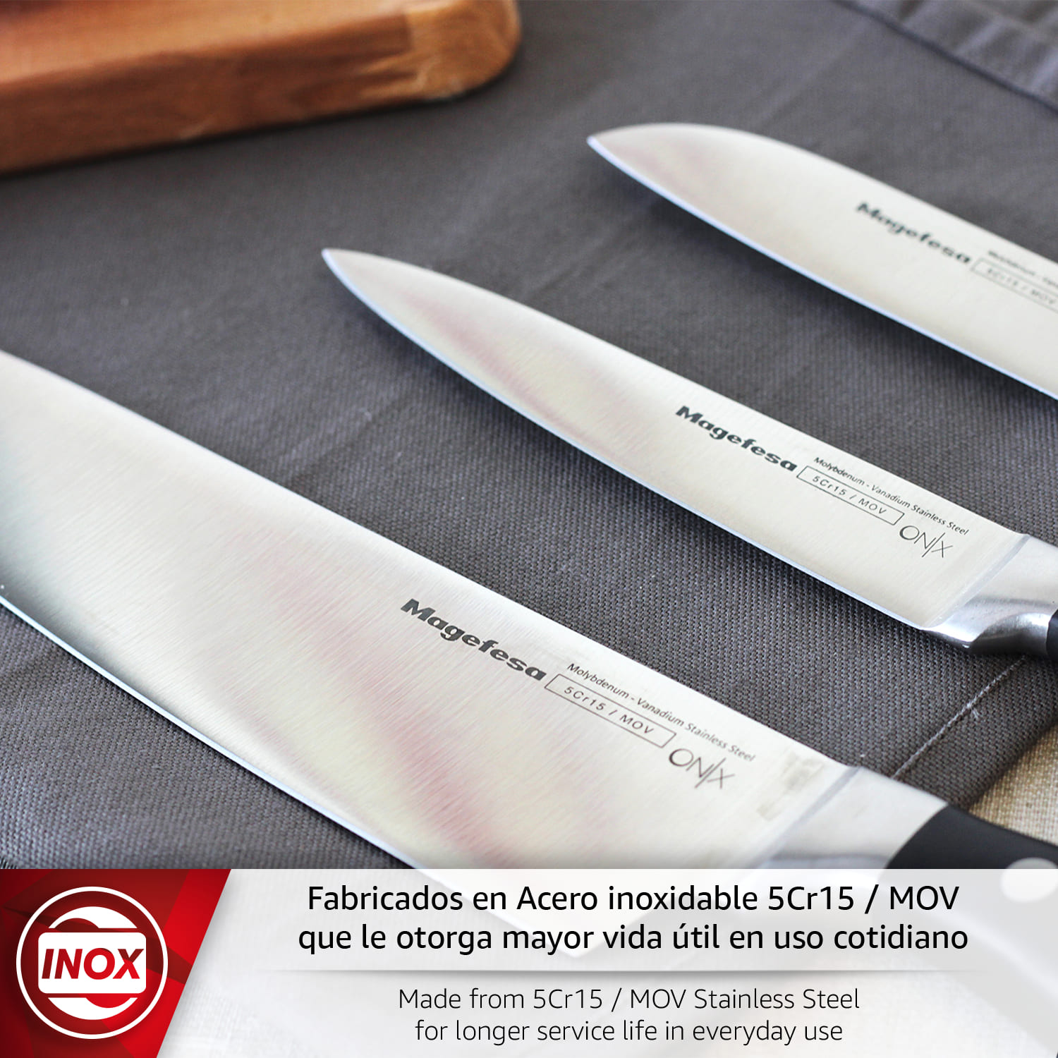 Tres cuchillos de cocina de acero inoxidable con mangos negros yacen sobre tela gris.