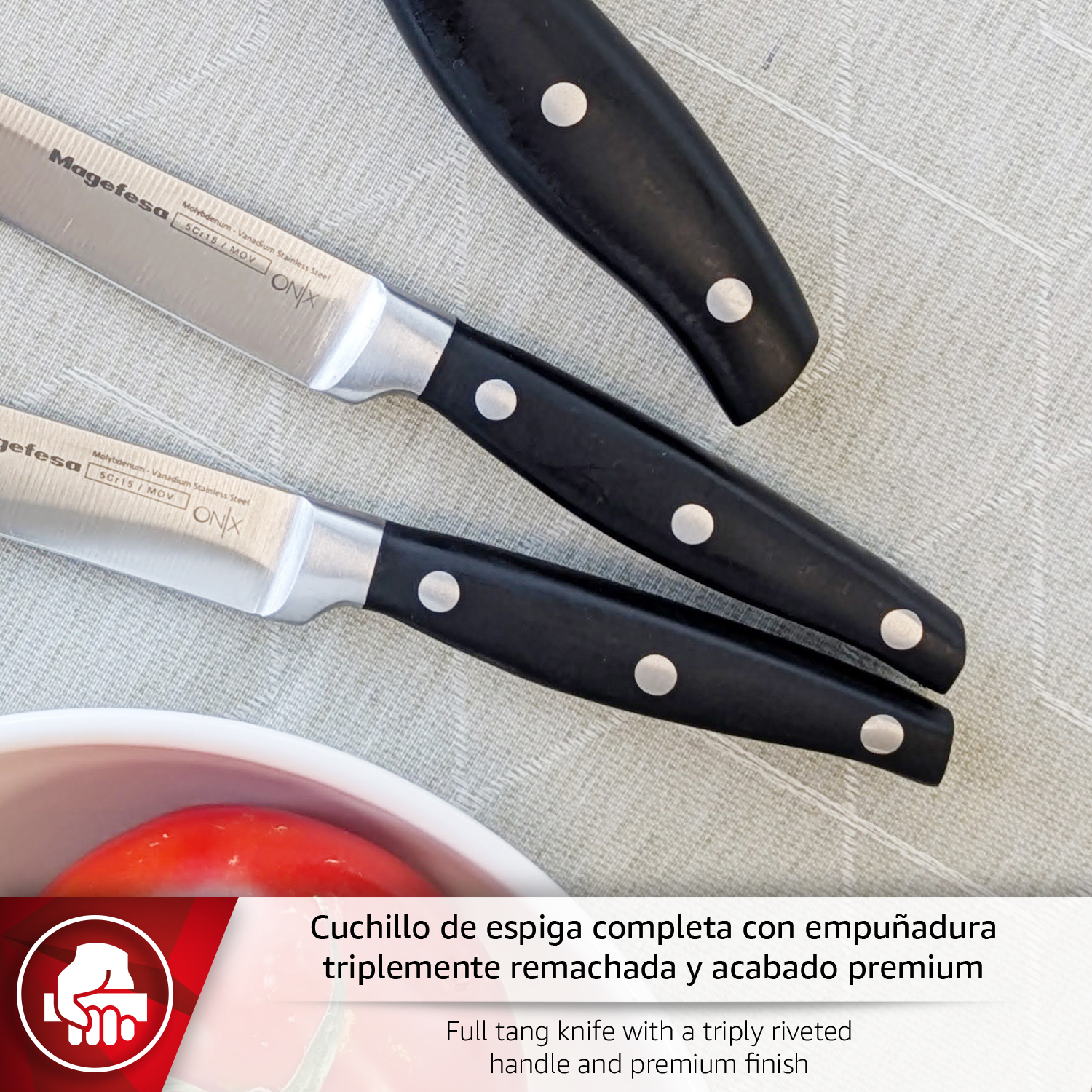 Tres cuchillos con mangos negros y remaches plateados sobre un mantel a cuadros.