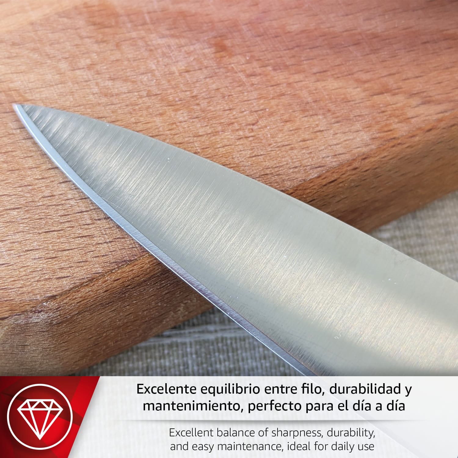 Primer plano de la hoja de un cuchillo sobre tabla de cortar.