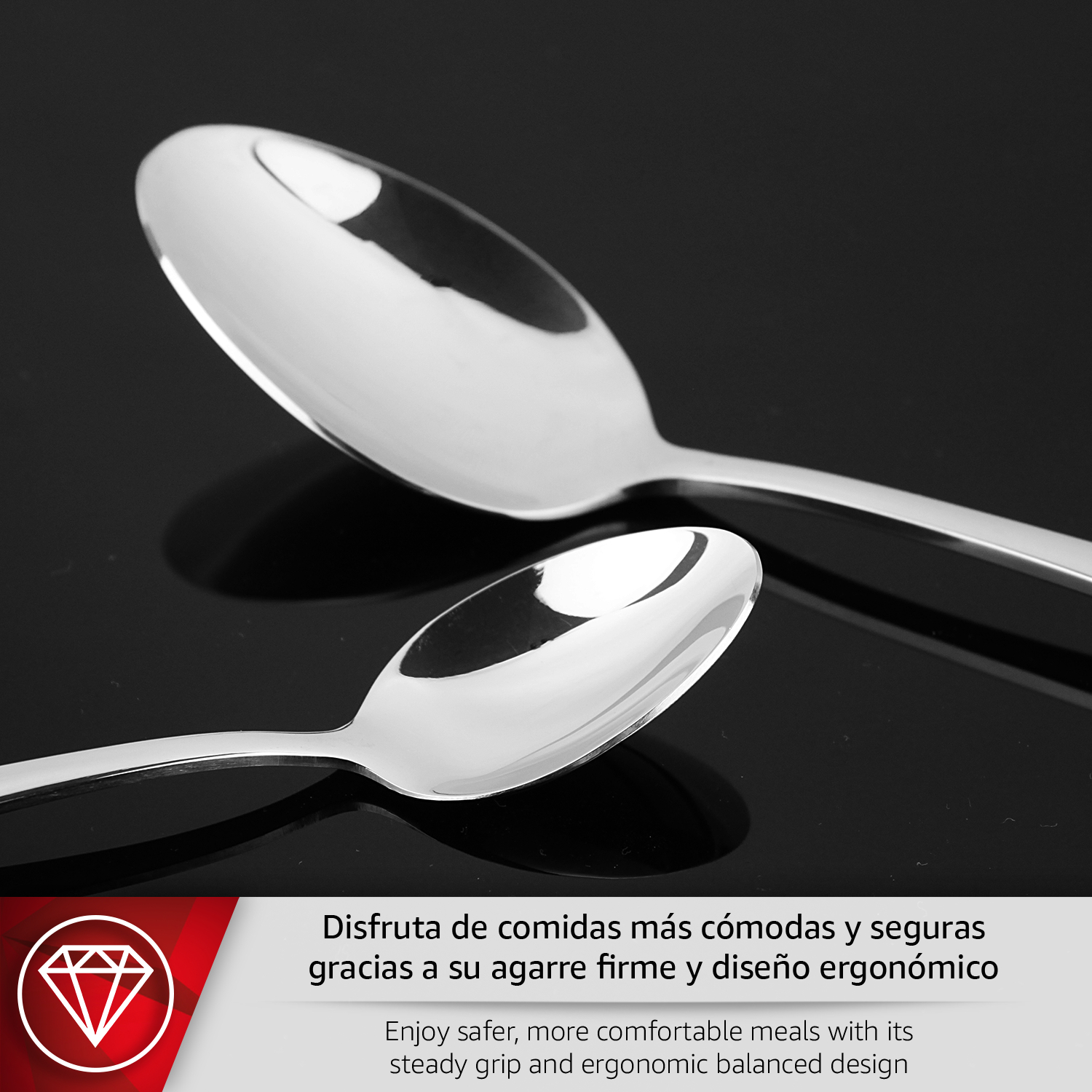 Dos cucharas pulidas sobre fondo negro, primer plano.