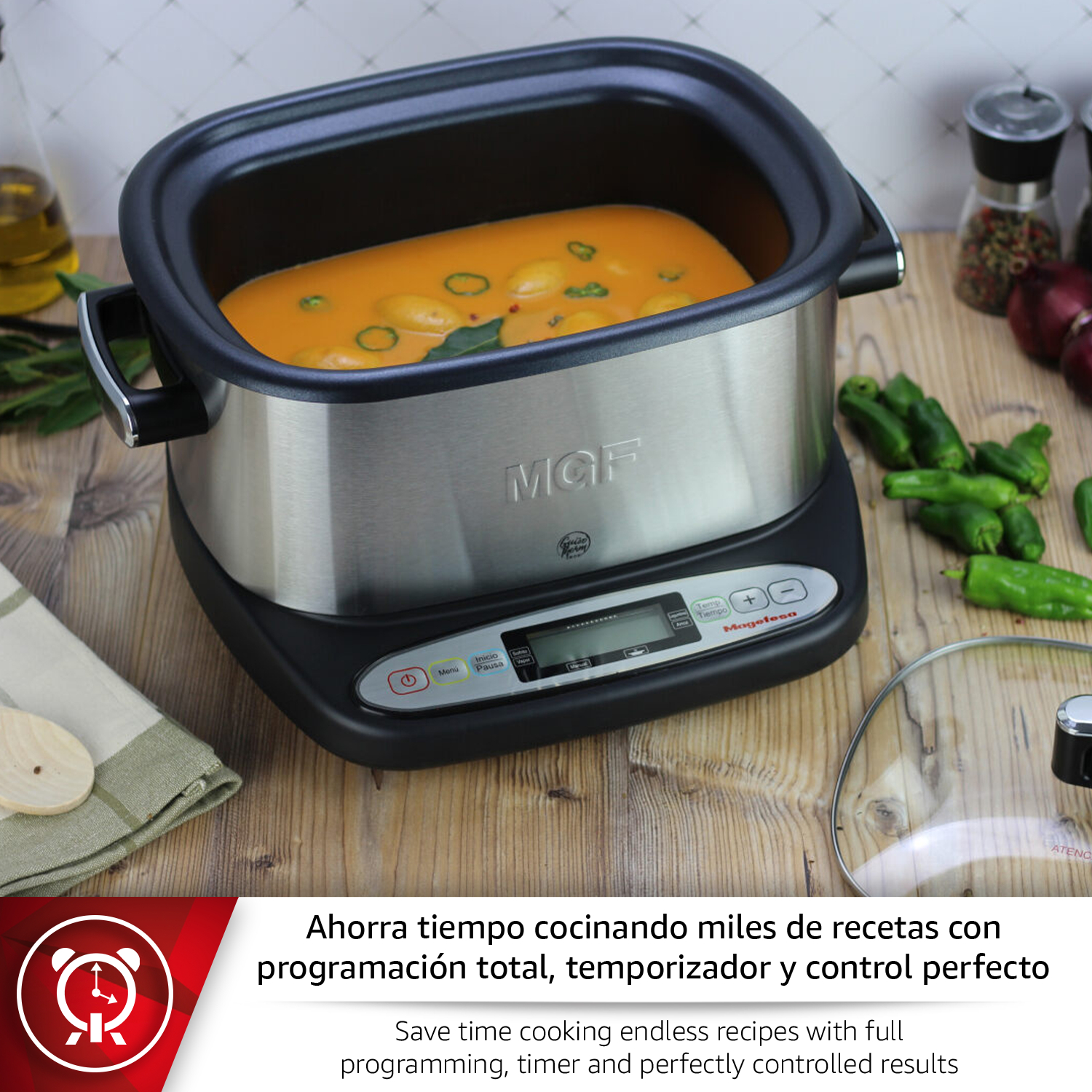 Una olla de cocción lenta plateada con sopa naranja y pimientos verdes.