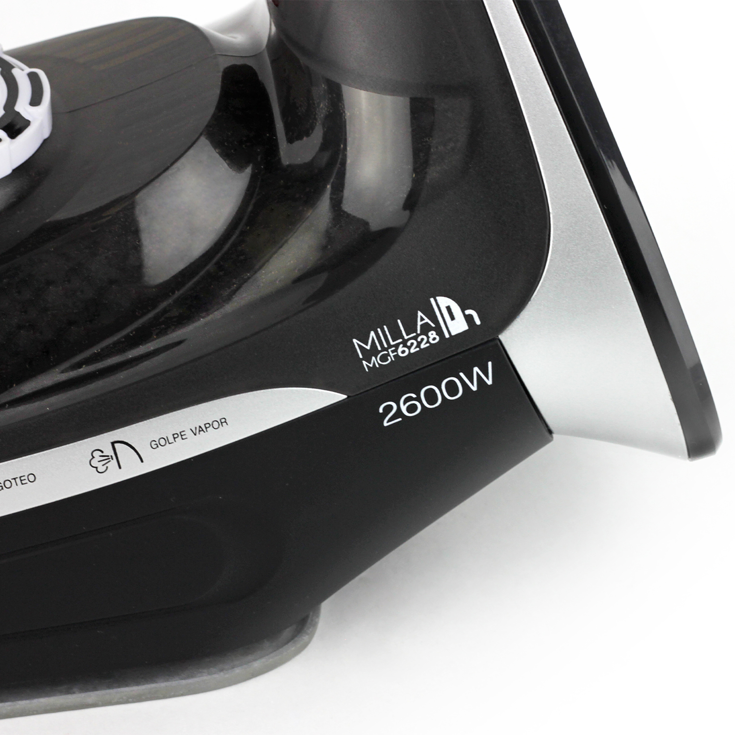 Plancha negra con detalles plateados, muestra 'MILLA MGF6228 2600W' e iconos de vapor.