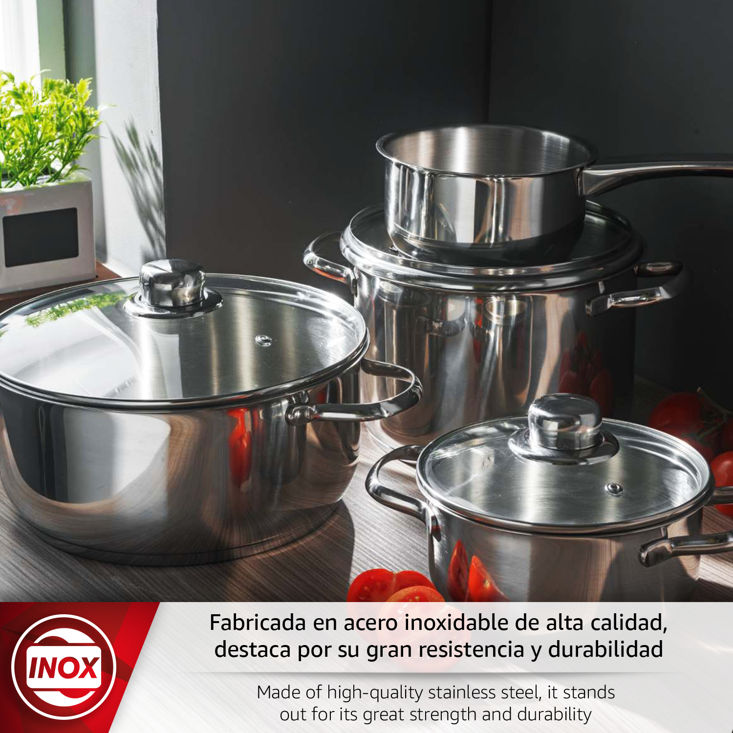 Ollas de acero inoxidable con tapas de cristal, una olla pequeña encima. Planta verde.