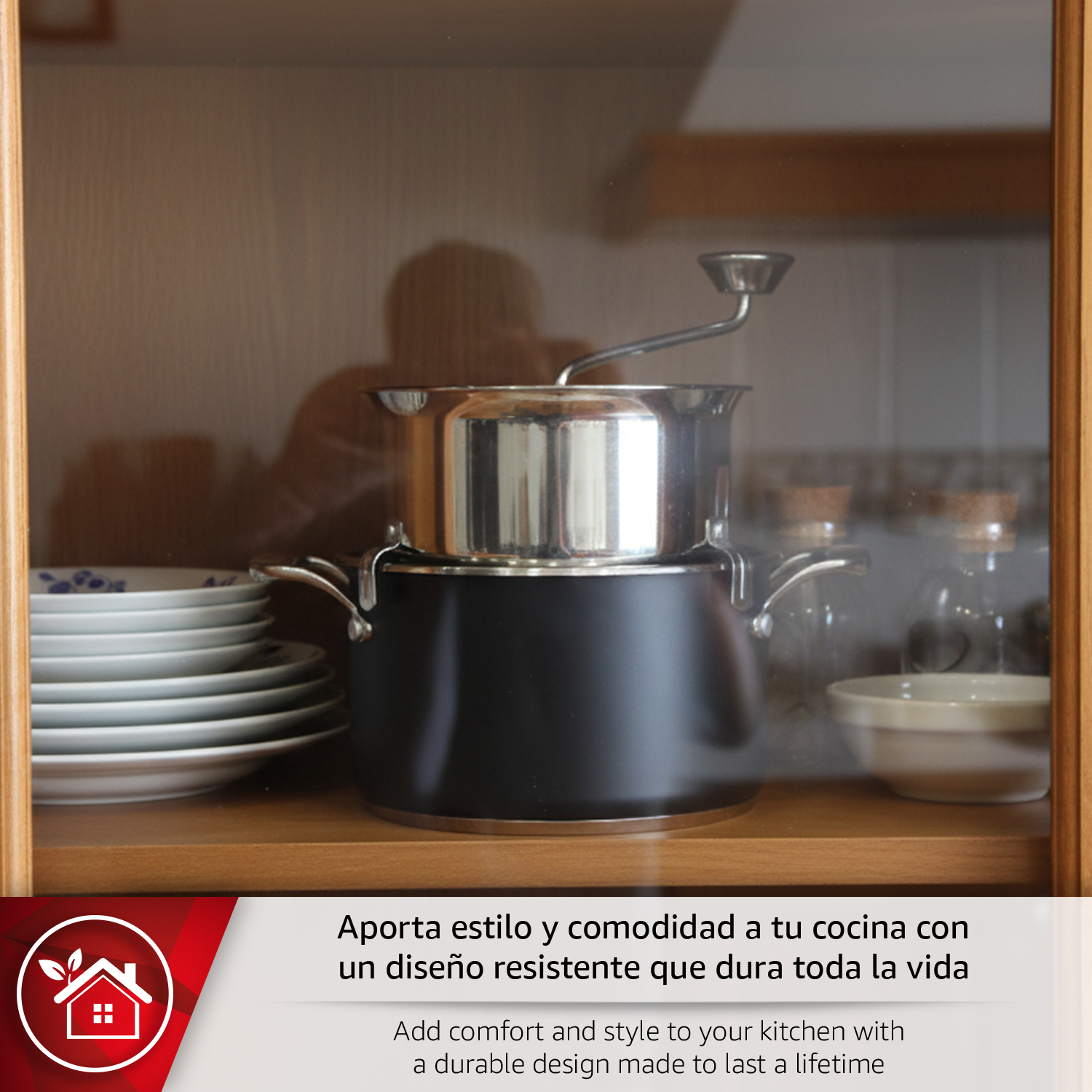 Un armario con ollas, platos y frascos. Vista interior de una cocina.