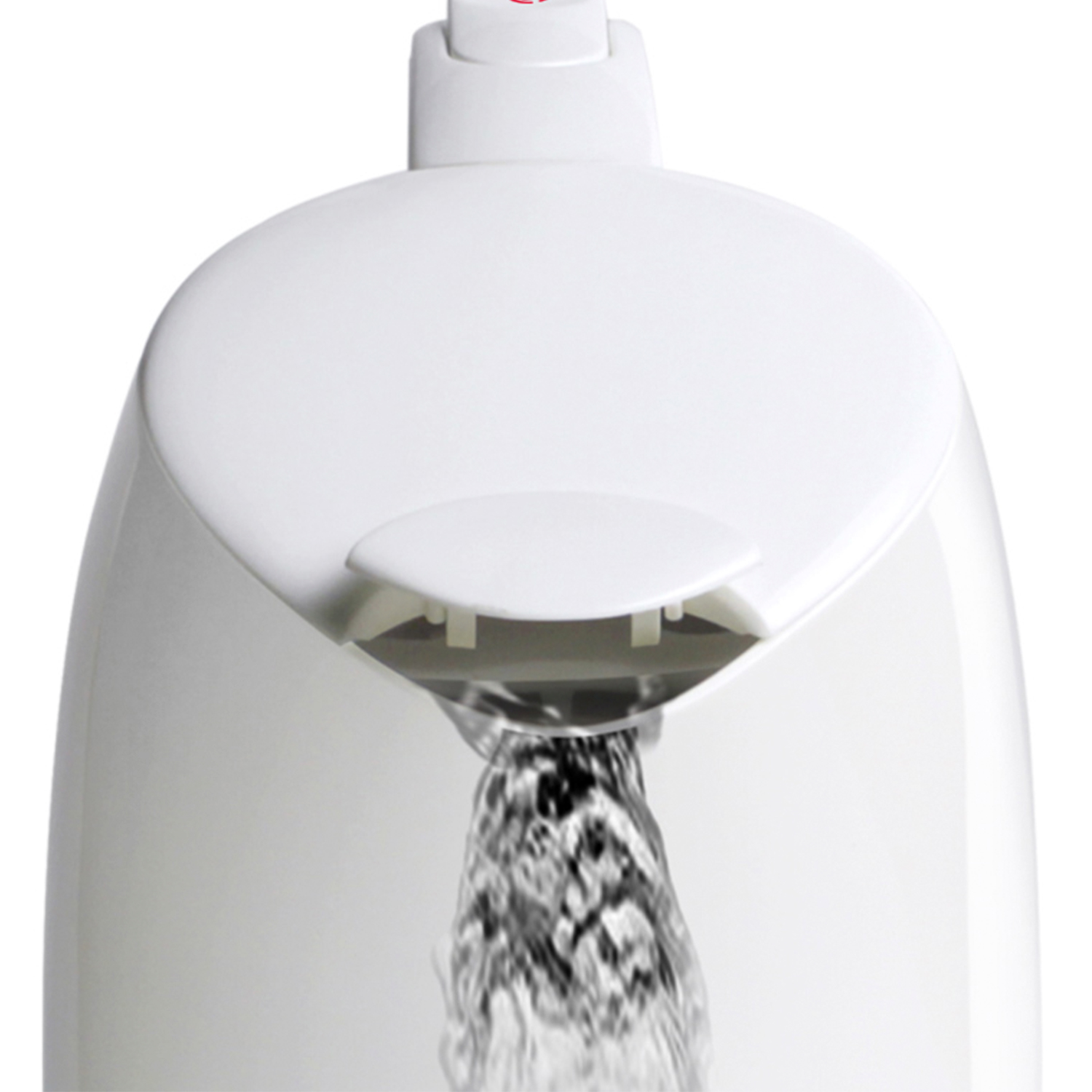 Agua saliendo del pico de una tetera blanca.