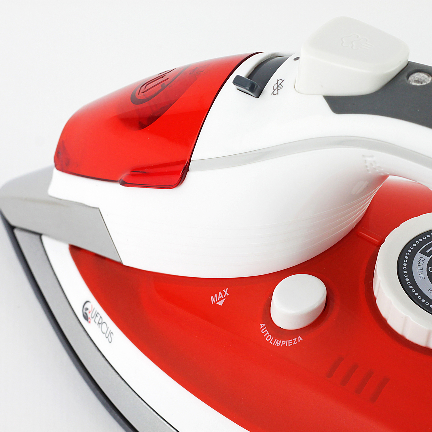 Primer plano de una plancha de vapor roja y blanca con controles y el logo de Quercus visibles.