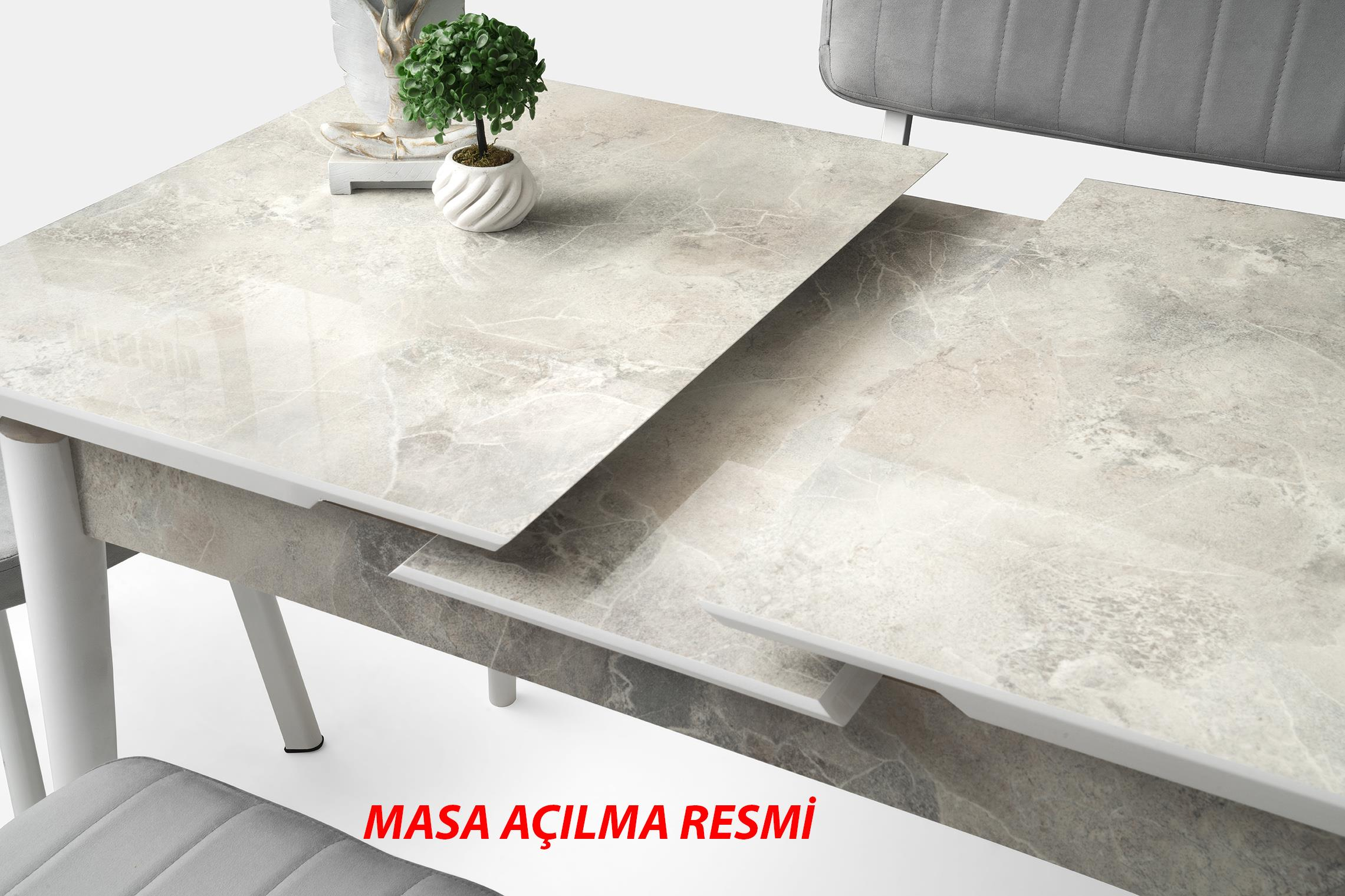 Gri döşemeli sandalyelerle uzatılabilir mermer görünümlü masa.