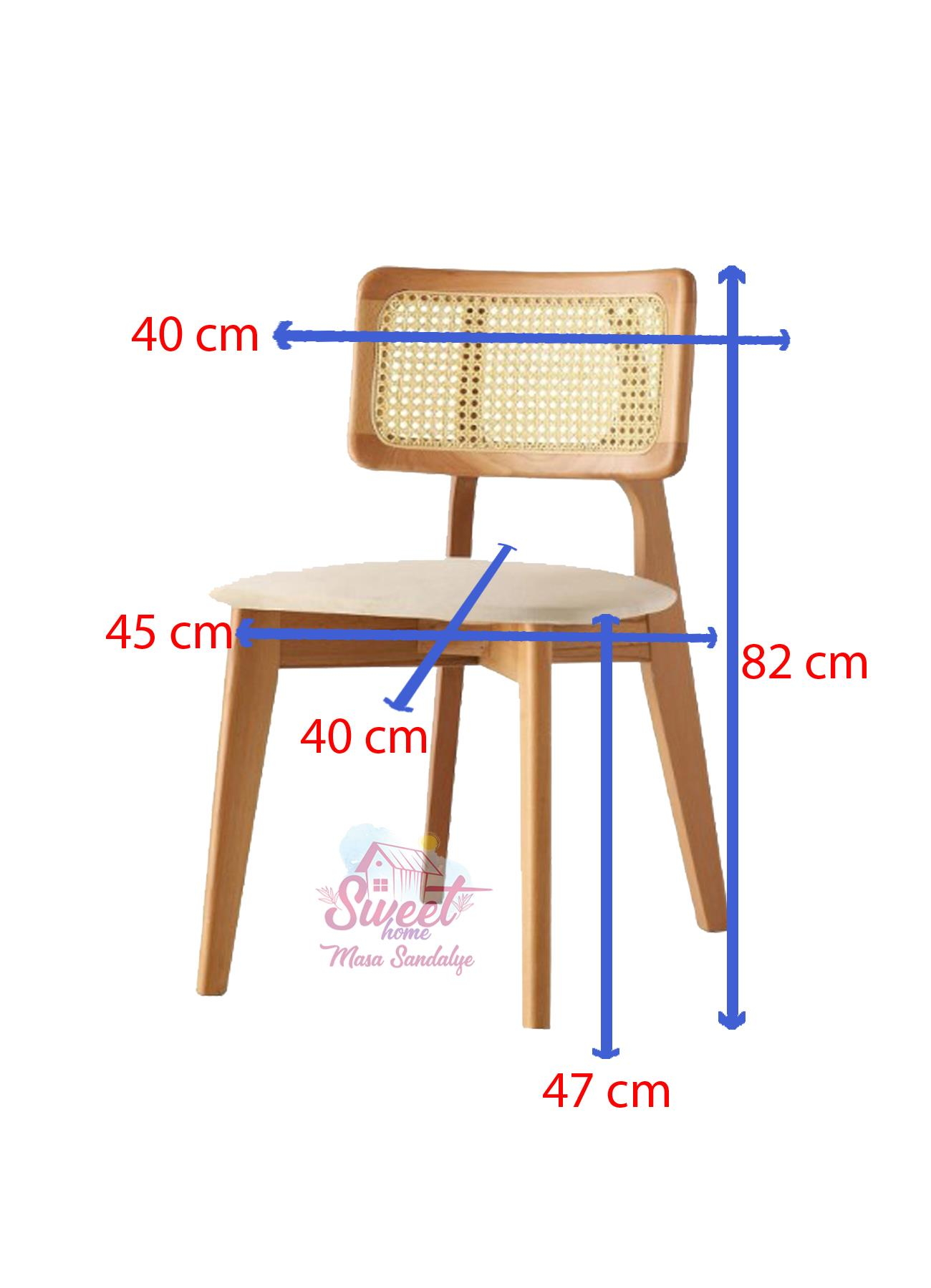 Rattan sırtlı, krem renkli oturma alanına sahip ahşap sandalye, ölçüler belirtilmiş.