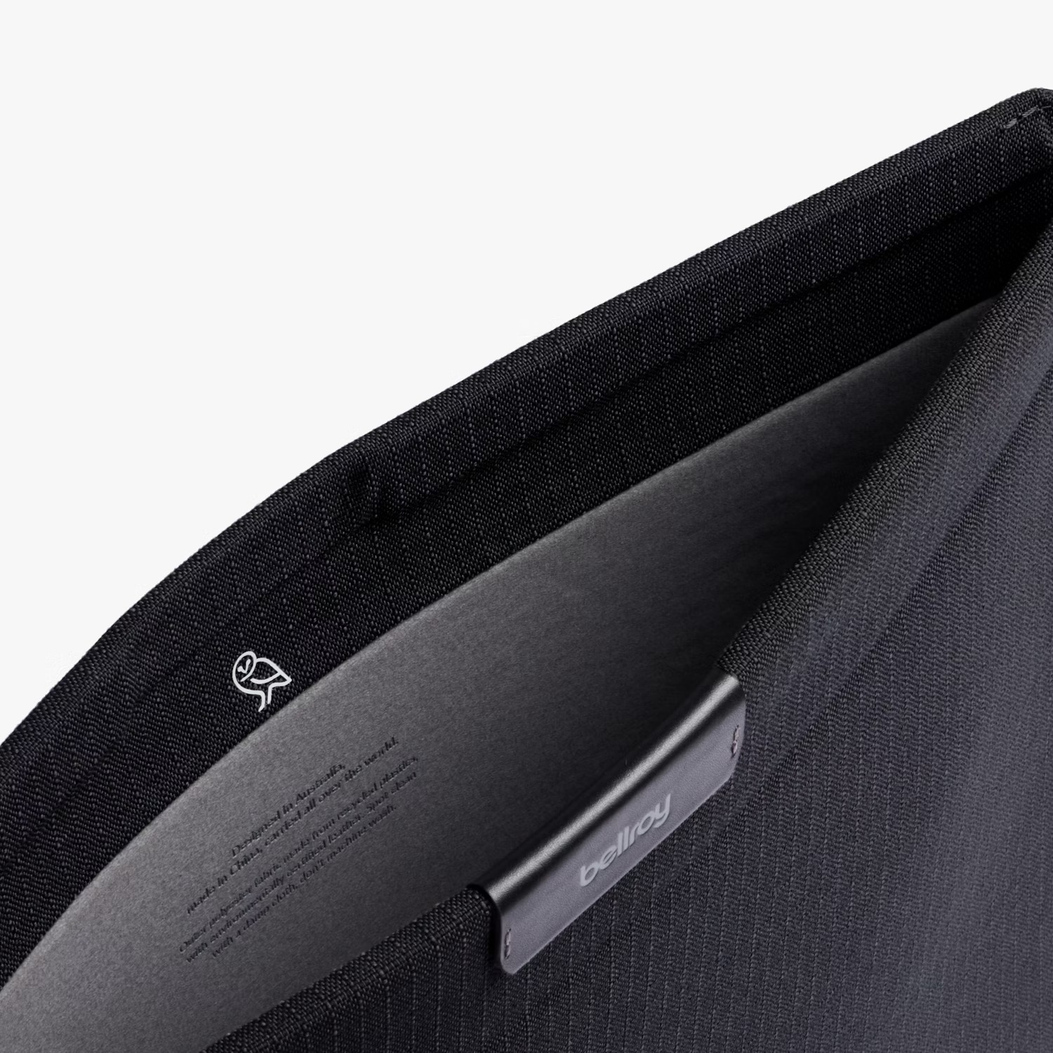 Borsa nera con logo Bellroy e un piccolo logo di uccello all'interno.