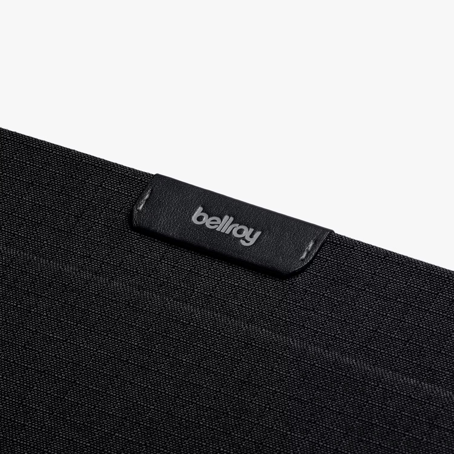 Tessuto testurizzato nero con patch logo in pelle che mostra "bellroy".
