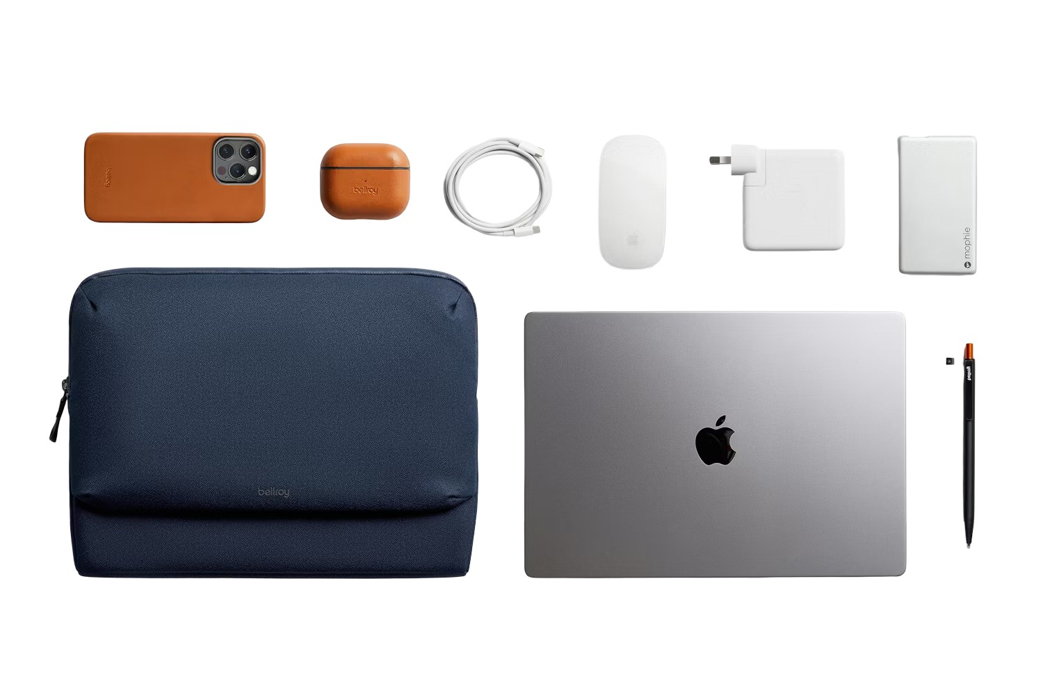 Una vista dall'alto di un laptop Apple, telefono, custodia per auricolari, caricabatterie, mouse e penna.