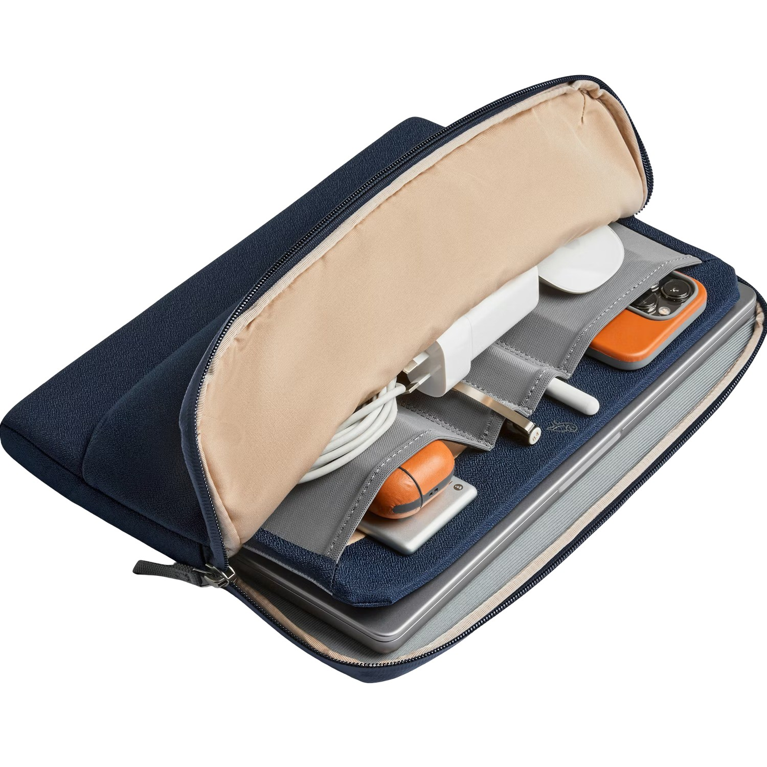 Un organizer tecnologico blu navy con laptop, telefono, caricabatterie e cavi all'interno.