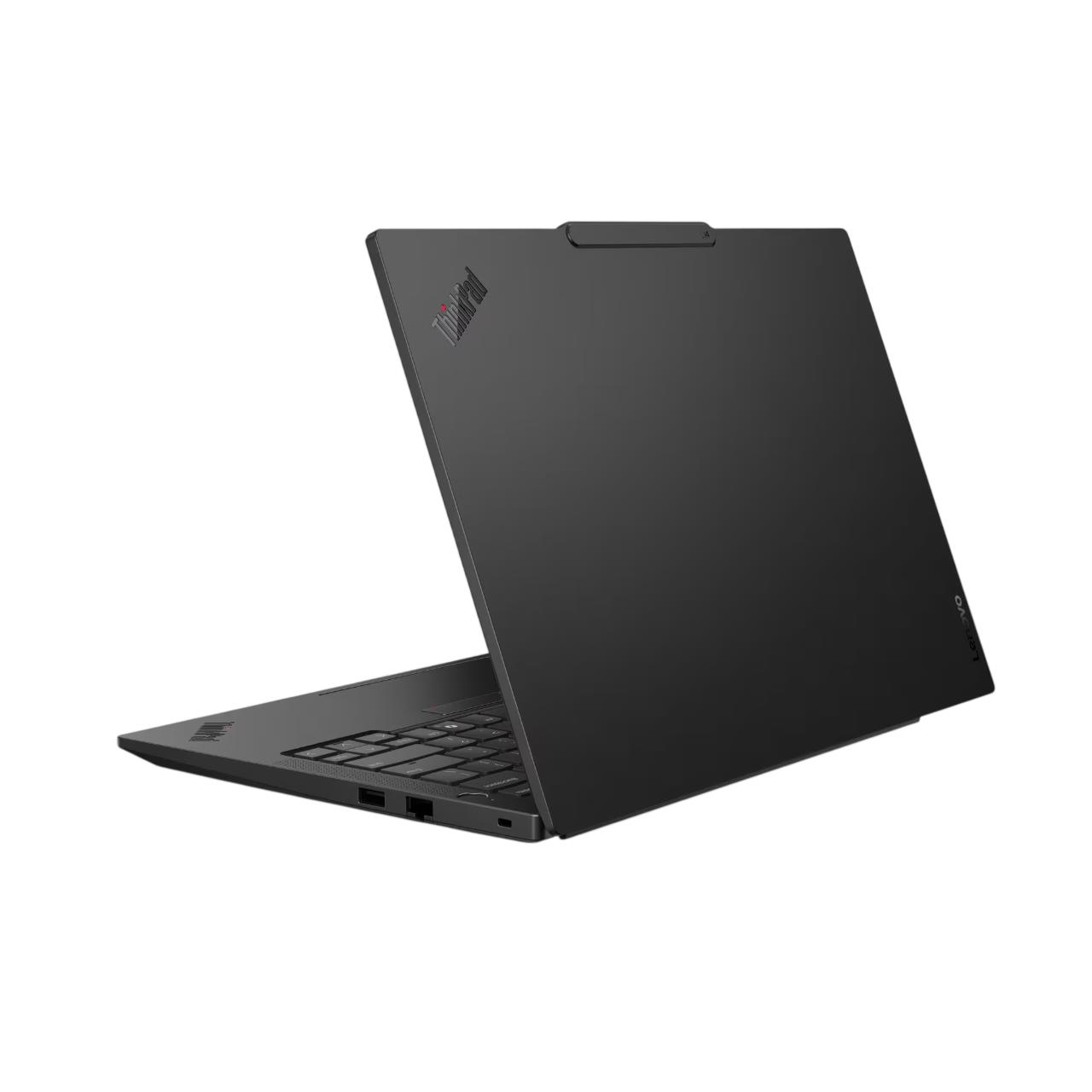 Açık ekranlı ve klavyeli siyah dizüstü bilgisayar, ThinkPad logosu görünür.