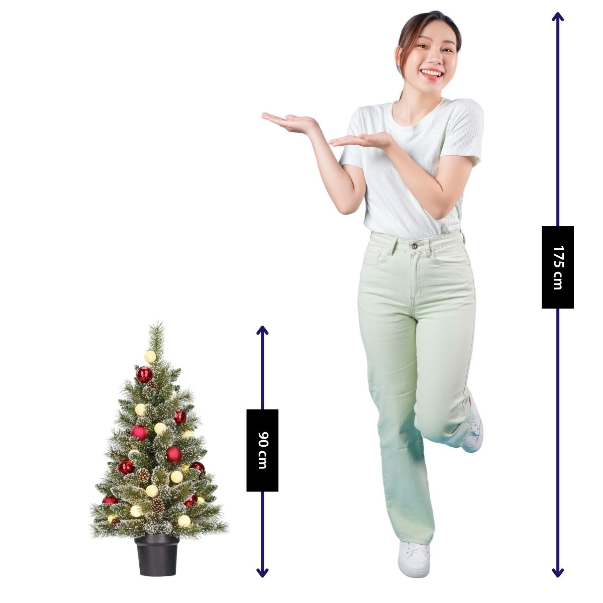 Een vrouw staat naast een versierde kerstboom. De boom is 90 cm hoog, de vrouw 175 cm.