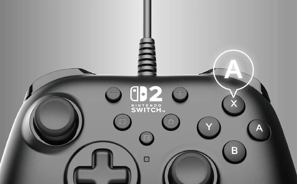 Controller Pro nero Nintendo Switch con cavo, focus su pulsanti e logo.