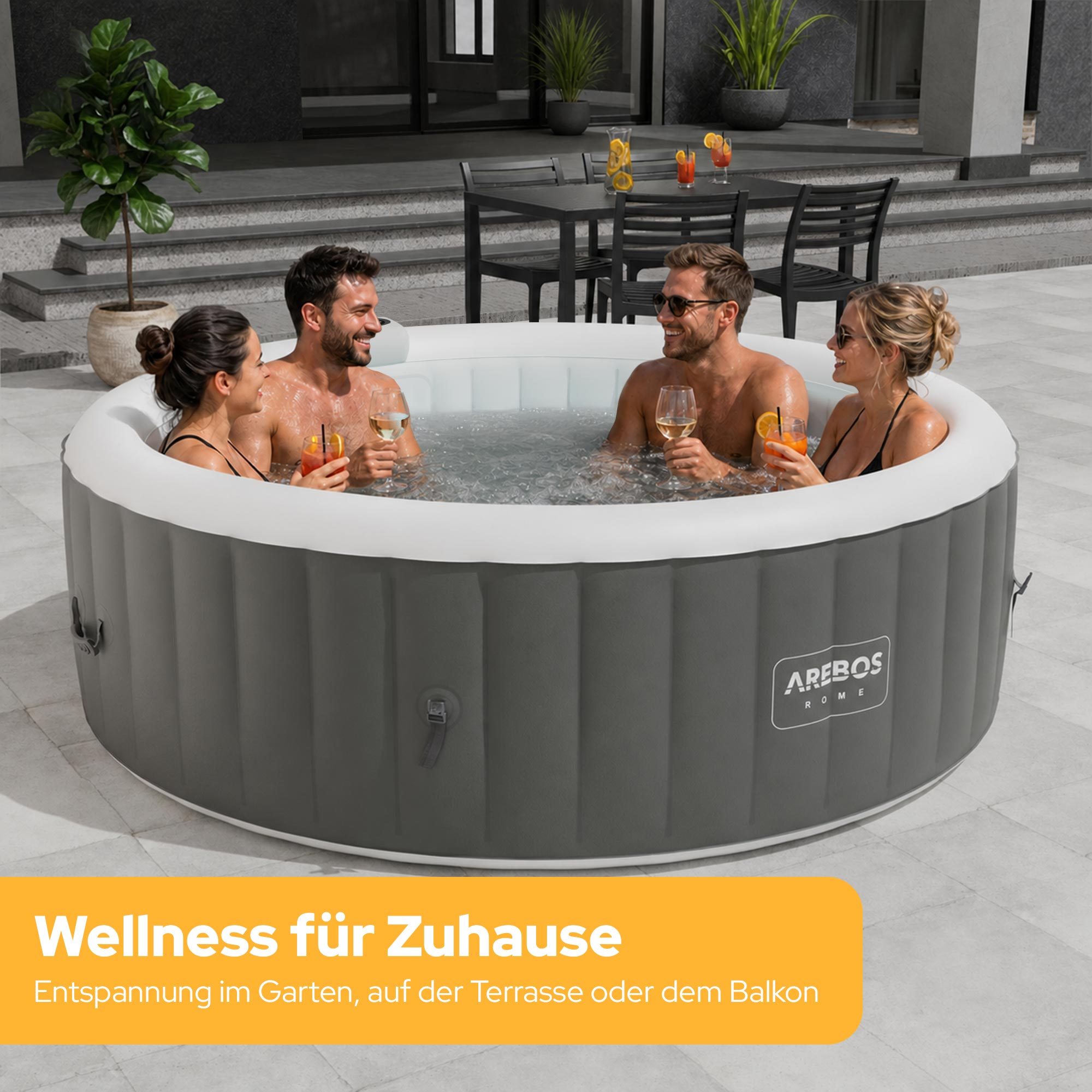 Vier lachende Freunde genießen ein Bad im Whirlpool mit Getränken.