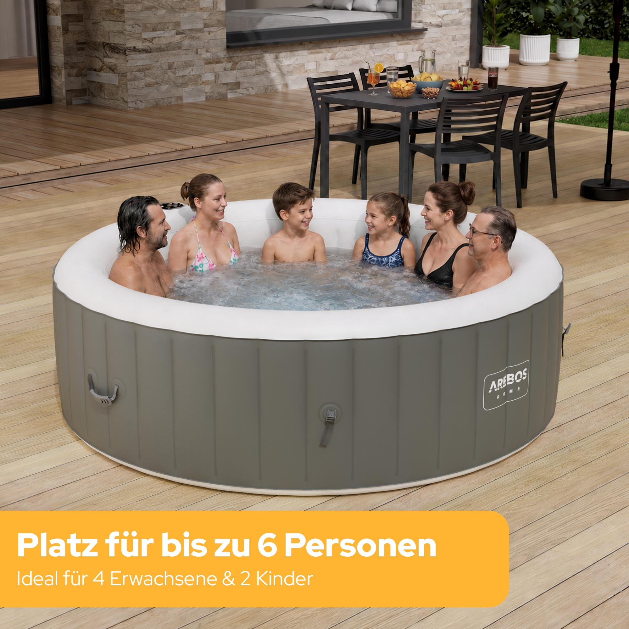Sechs Personen genießen ein Bad in einem aufblasbaren Whirlpool im Freien auf einer Holzterrasse.