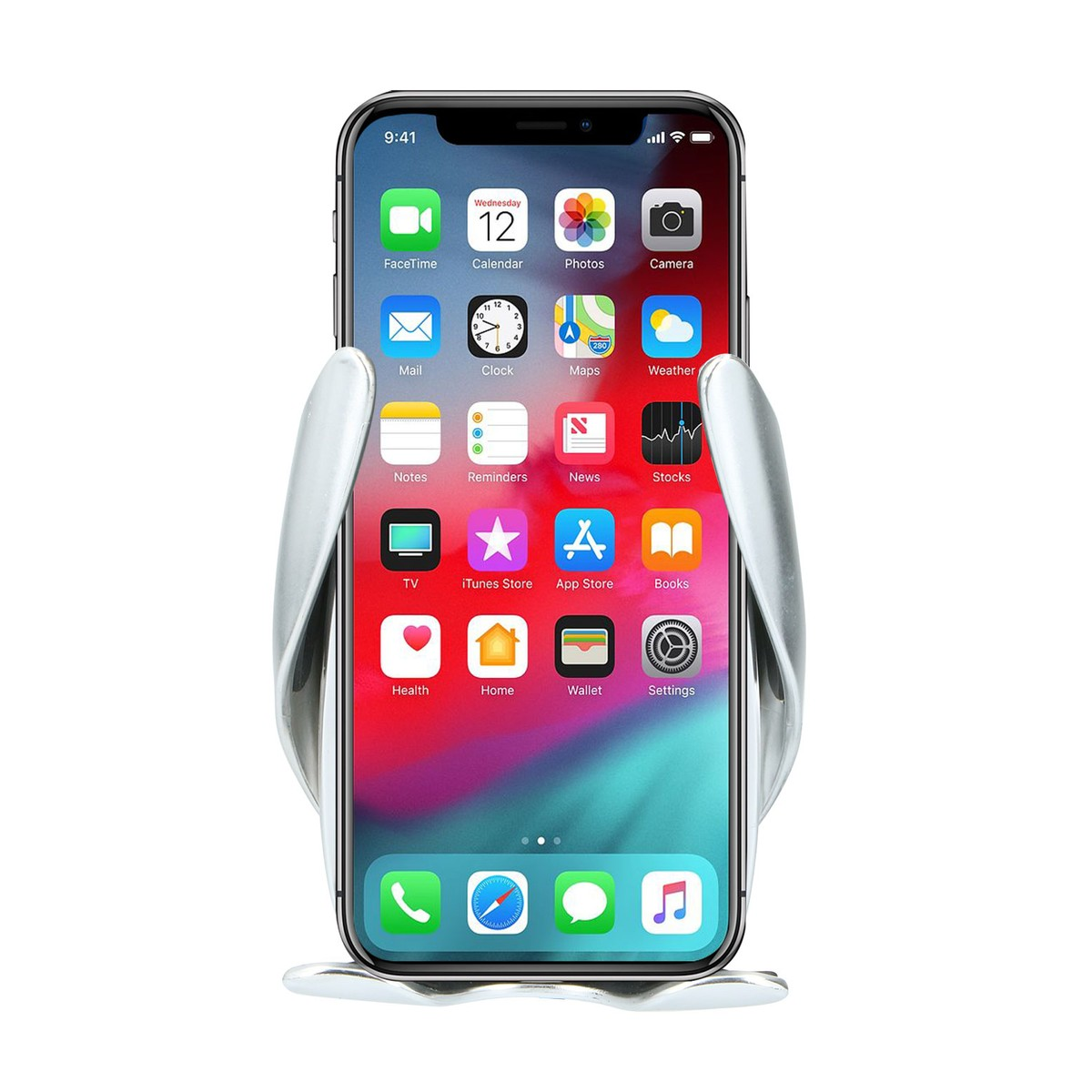 Un support de téléphone argenté tient un iPhone affichant des applications sur fond blanc.