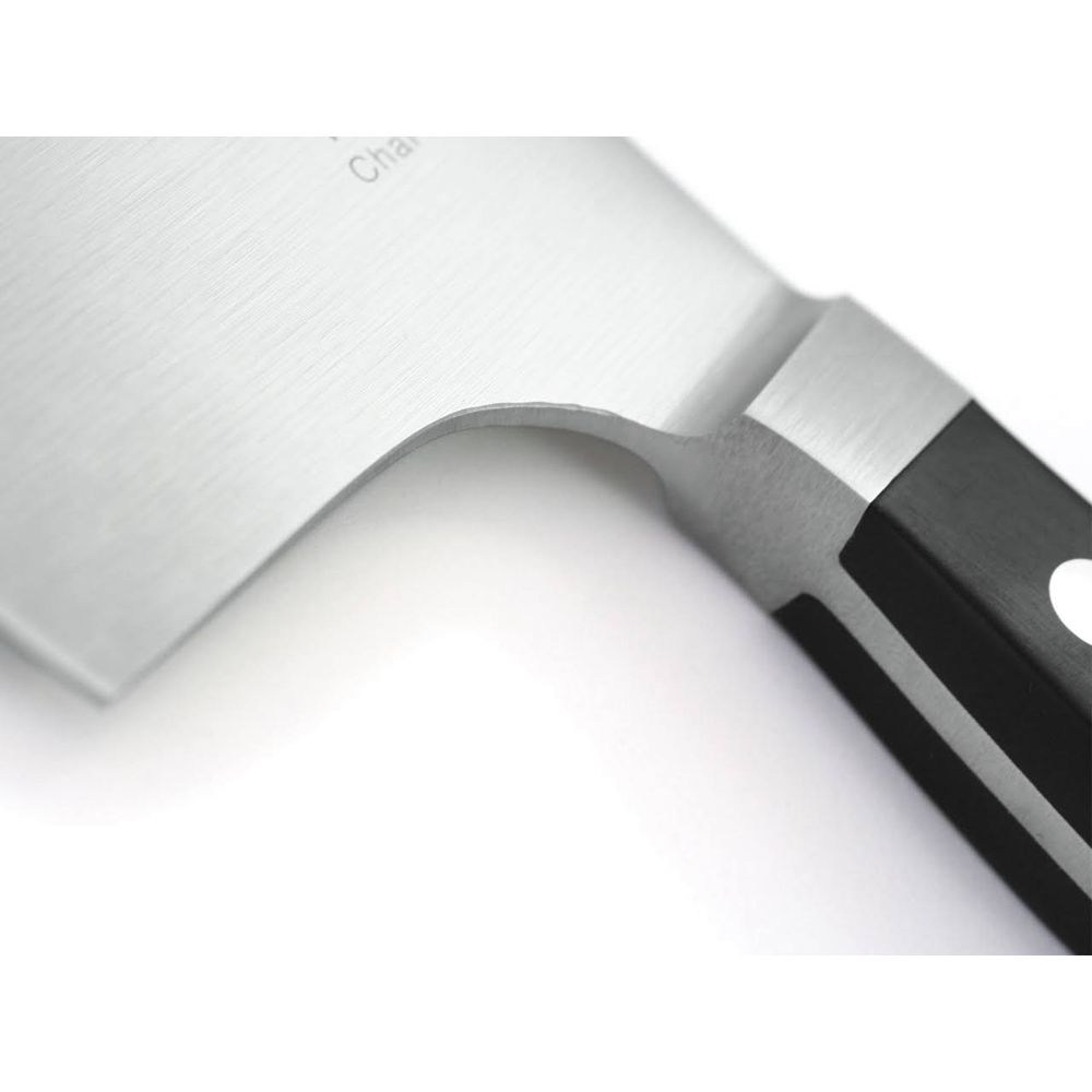 Primer plano de una hoja de cuchillo de acero inoxidable con mango negro.