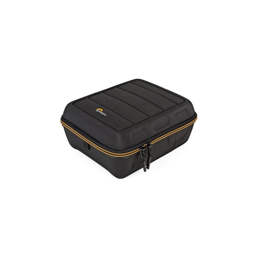Eine schwarze Lowepro Kameratasche mit orangefarbenem Reißverschluss und Logo auf weißem Grund.