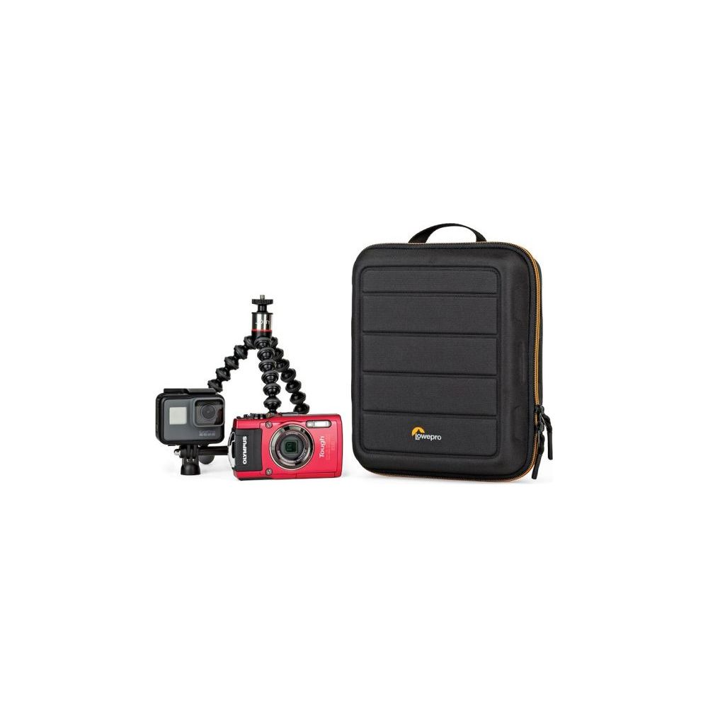 Ein GoPro, eine rote Olympus Kamera und eine Tasche auf weißem Hintergrund.