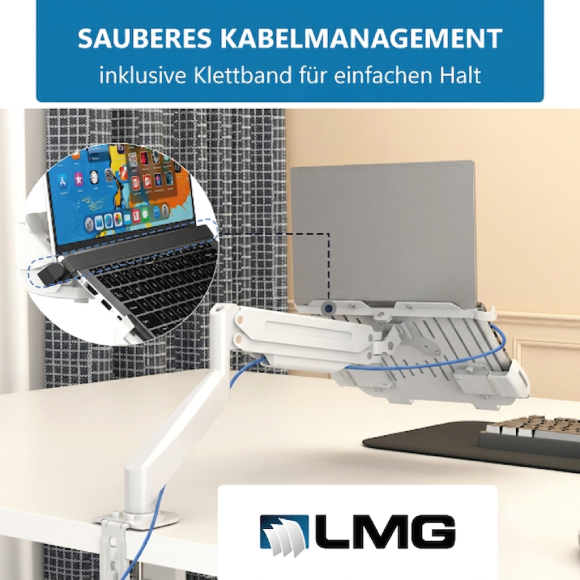Ein weißer Laptoparm hält einen Laptop über einem Schreibtisch mit Kabelführung.