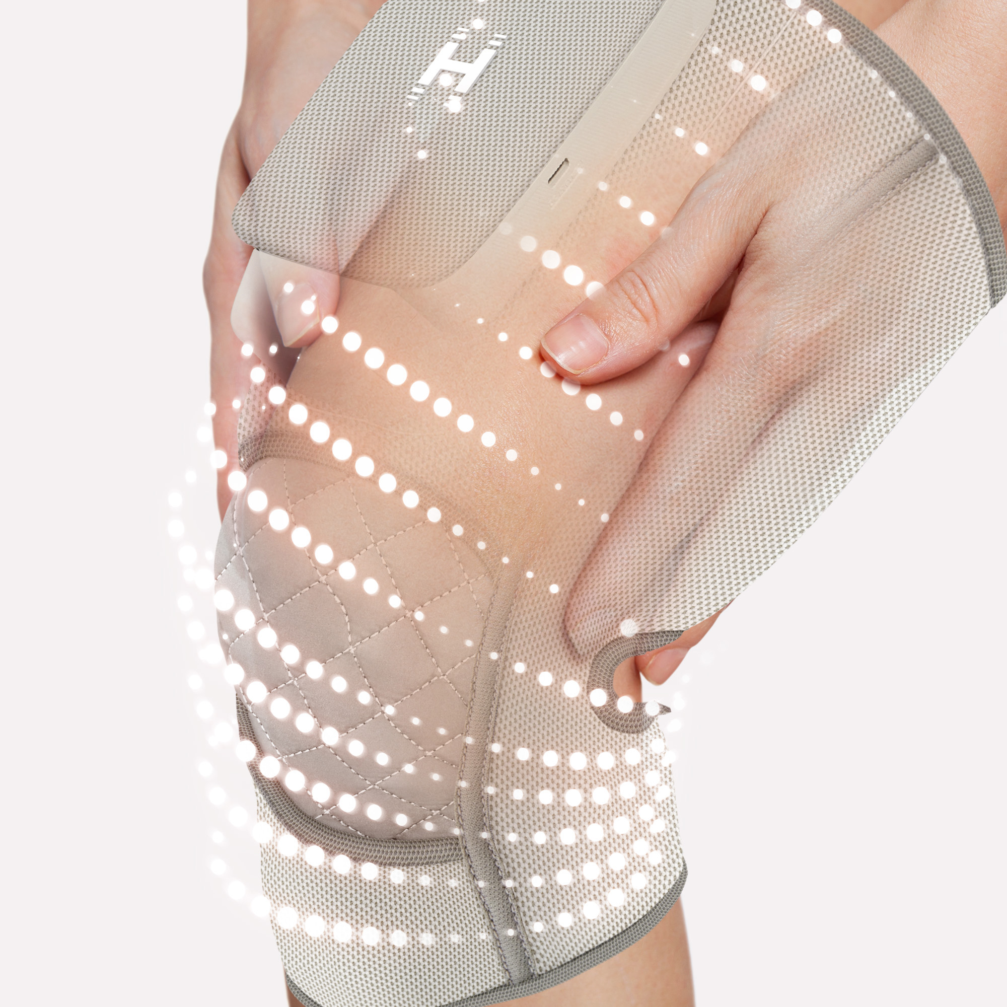 Eine Person hält ihr Knie, das mit einer stützenden Bandage bedeckt ist.