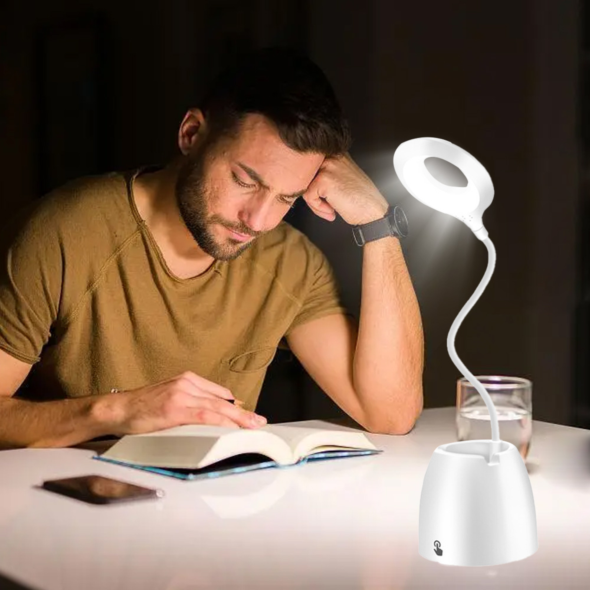 Mann liest bei Nacht, beleuchtet von einer Ringlampe.