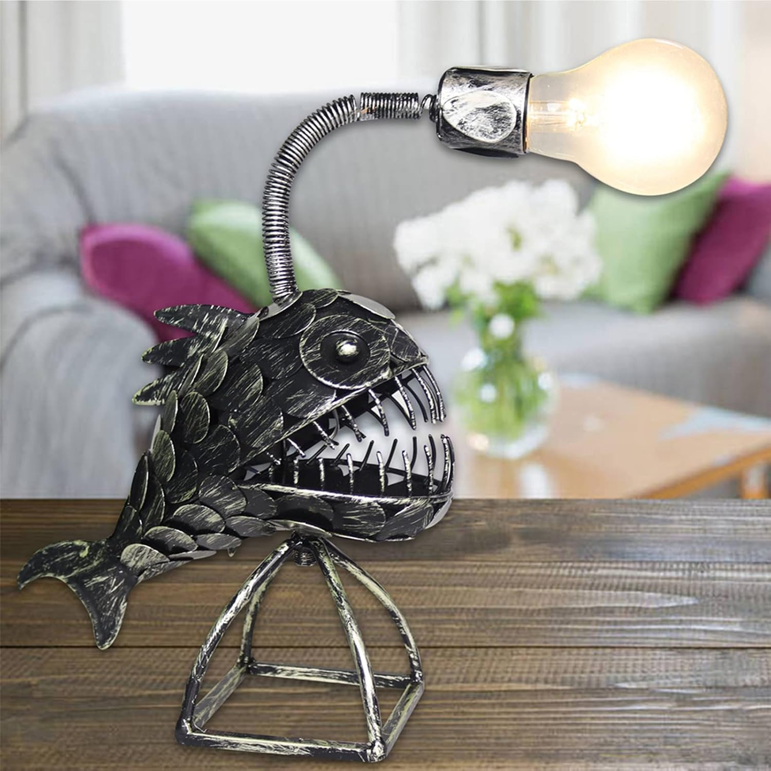 Eine Fischlampe aus Metall mit einem flexiblen Hals und einer Glühbirne.
