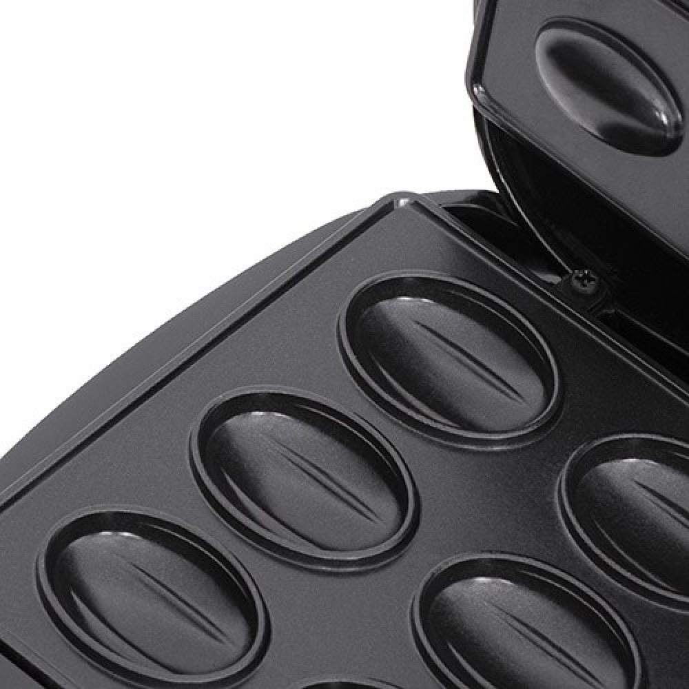 Particolare di una piastra per waffle nera con cavità ovali.