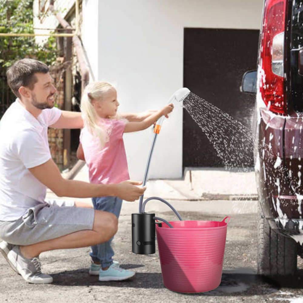 Mann und Kind waschen Auto mit tragbarer Dusche aus Eimer.
