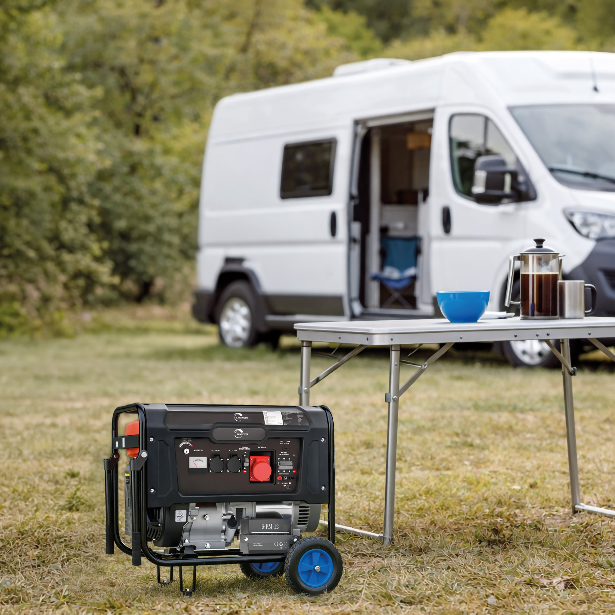 Un generador en el césped frente a una autocaravana. Una mesa con café y un cuenco cerca.