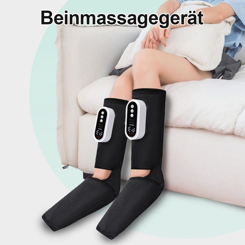 Beinmassagegerät mit weißen Bedieneinheiten an schwarzen Manschetten, die auf den Beinen einer sitzenden Person getragen werden.