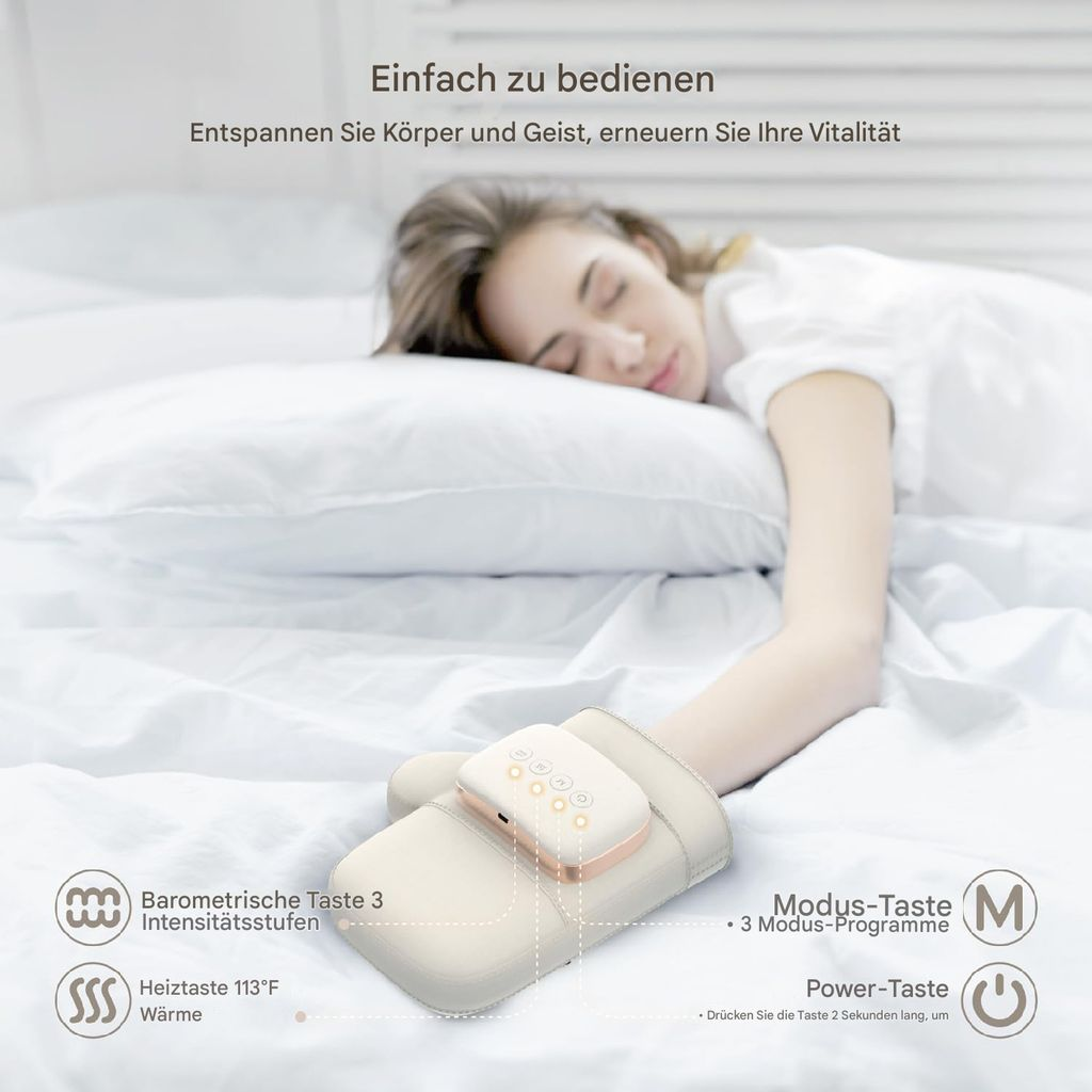 Eine Frau schläft im Bett, ihre Hand trägt einen beheizbaren Handschuh mit Bedienfeld.