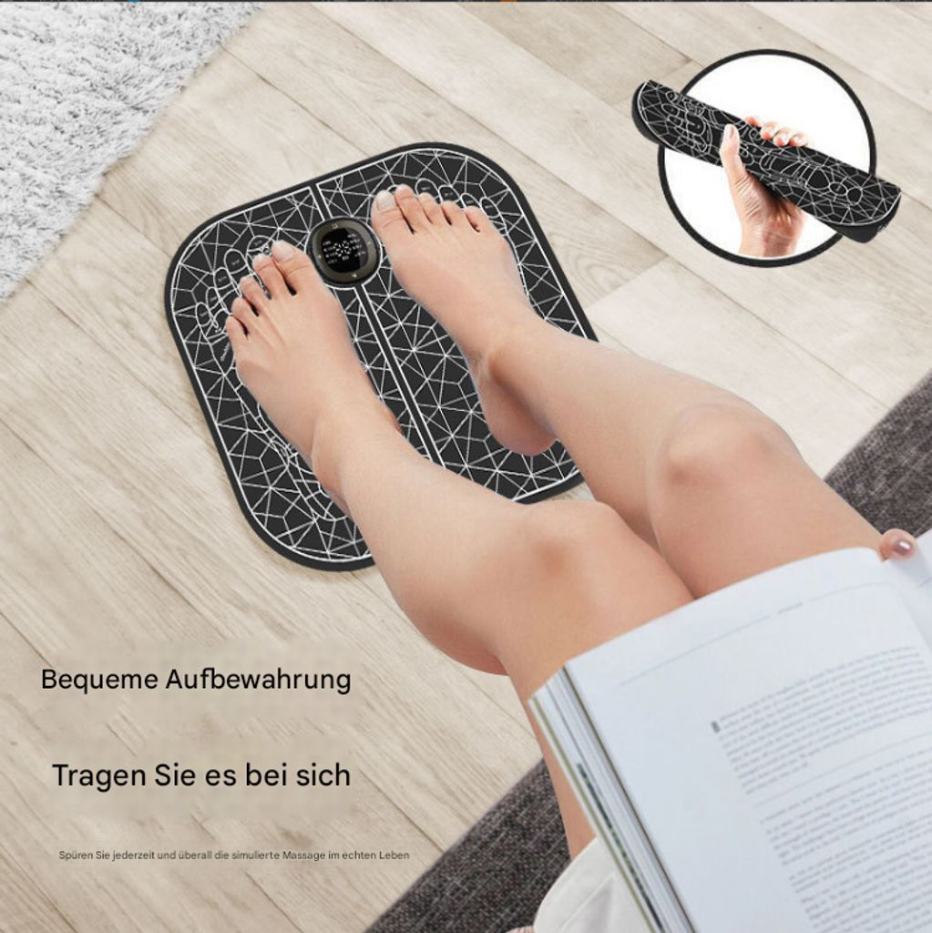 Füße auf einer EMS-Fußmatte, die in einem Wohnzimmer liegt. Eine Hand hält die Rolle.