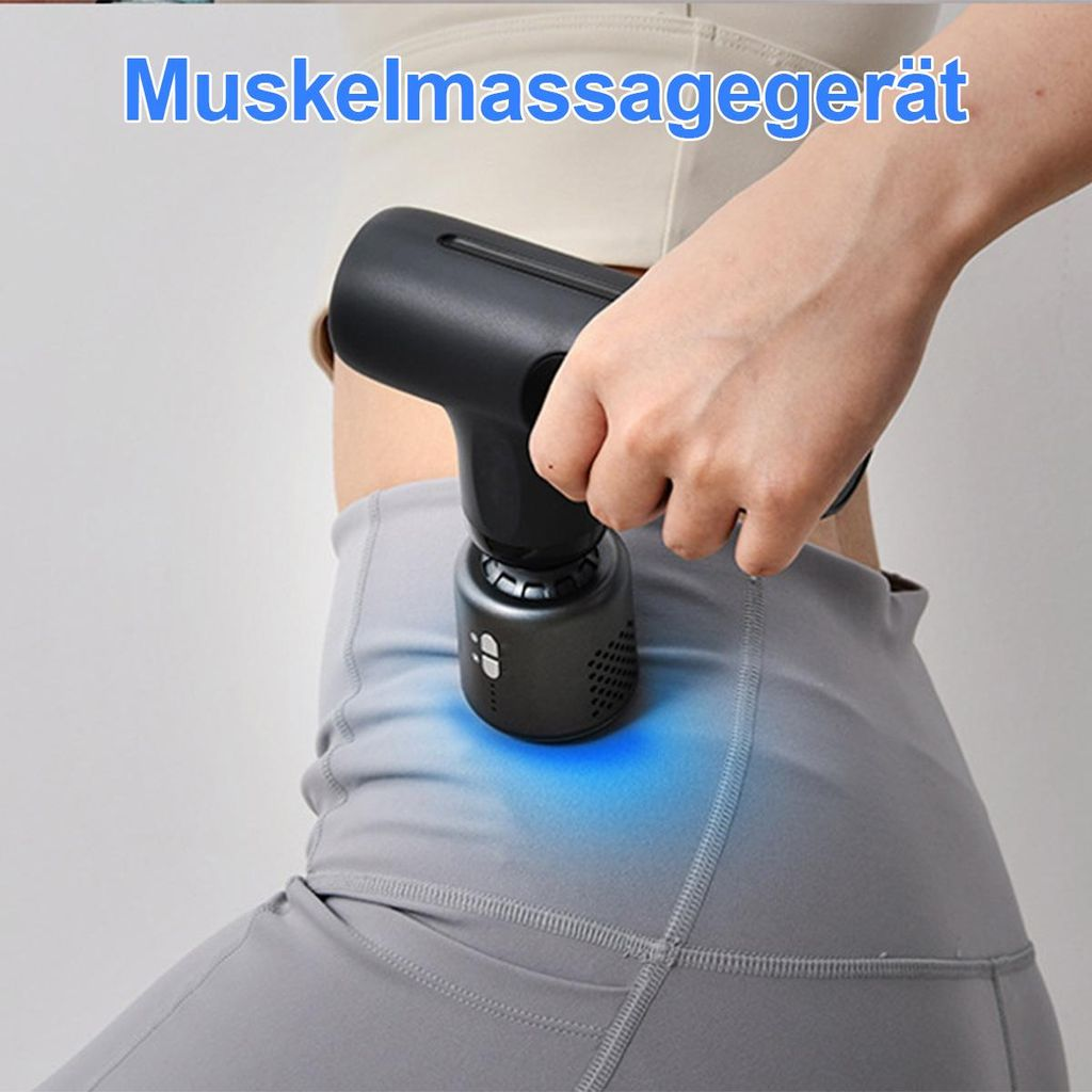Eine Hand hält einen schwarzen Massagegerät auf dem Oberschenkel einer Person.