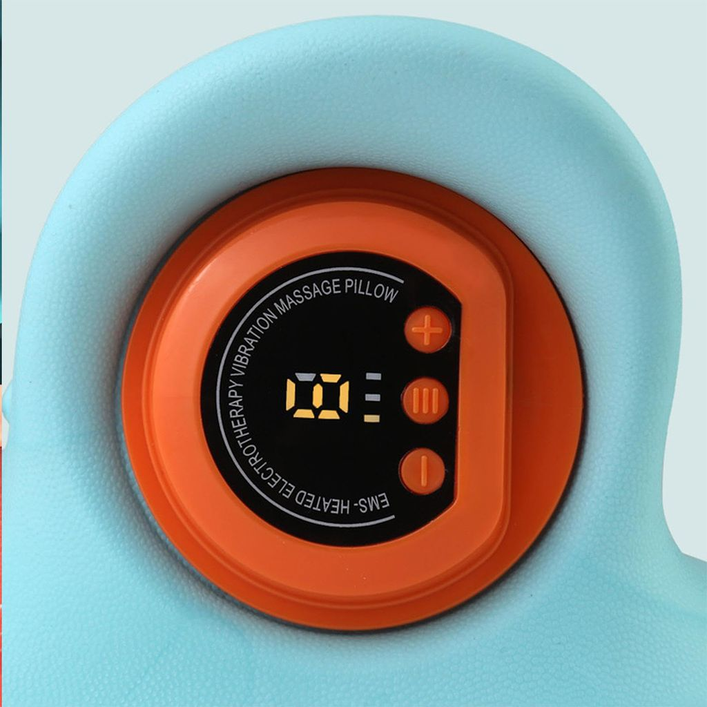Nahaufnahme eines blauen Massagekissens mit orangefarbenem Bedienfeld, das 'EMS-HEATED VIBRATION MASSAGE PILLOW' anzeigt.