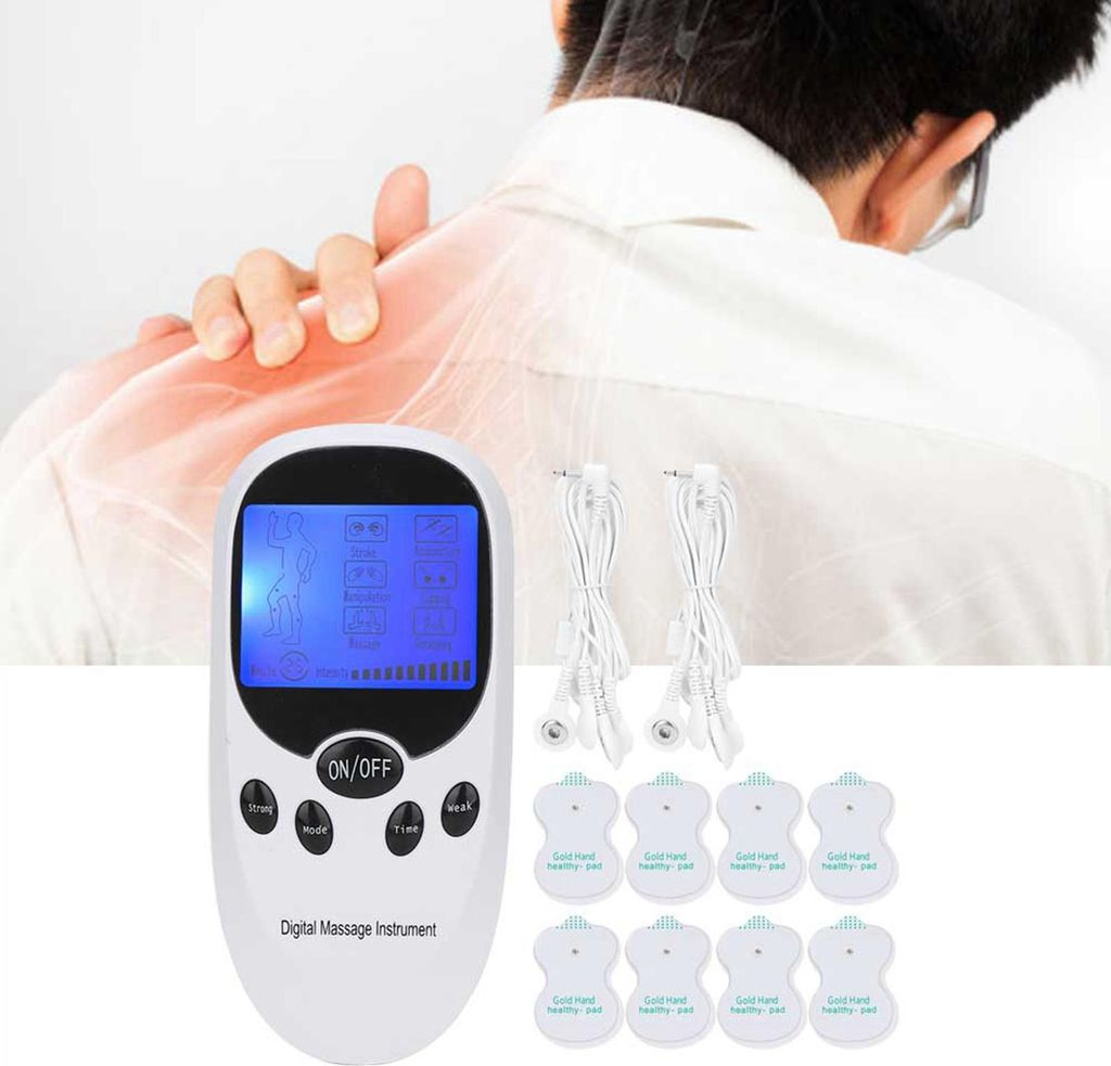 Ein digitales Massageinstrument mit Elektrodenpads und Kabeln vor einem Mann mit Schulterschmerzen.