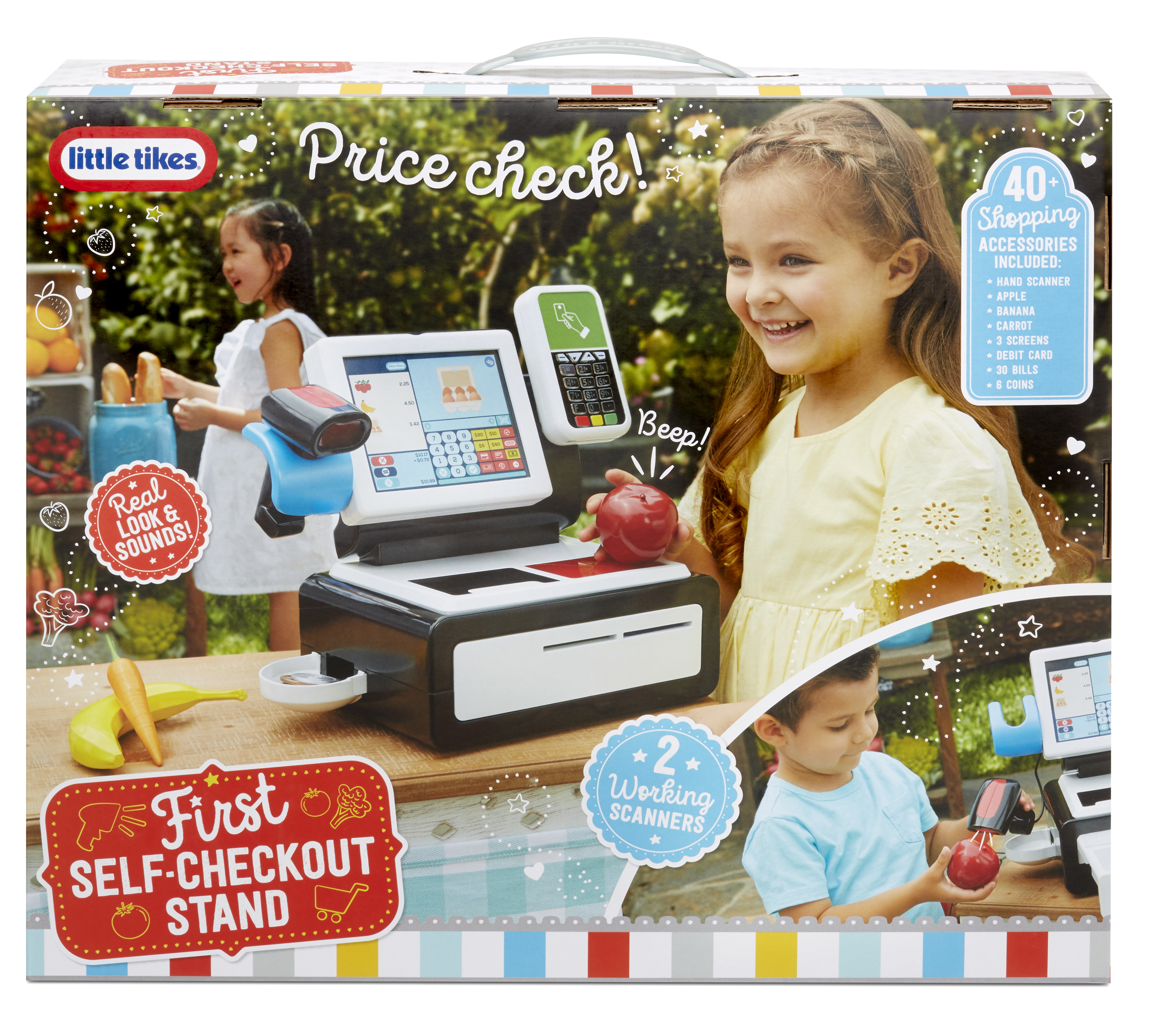 Kinder spielen mit einer Little Tikes Kasse im Freien. Ein Mädchen hält einen Apfel.