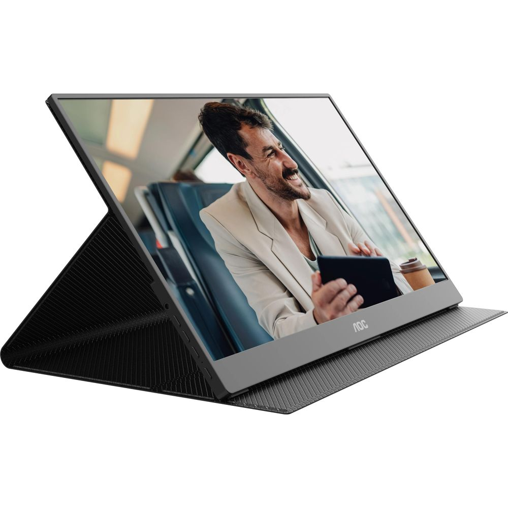 Uomo in treno con monitor portatile che tiene tablet. Blazer chiaro.