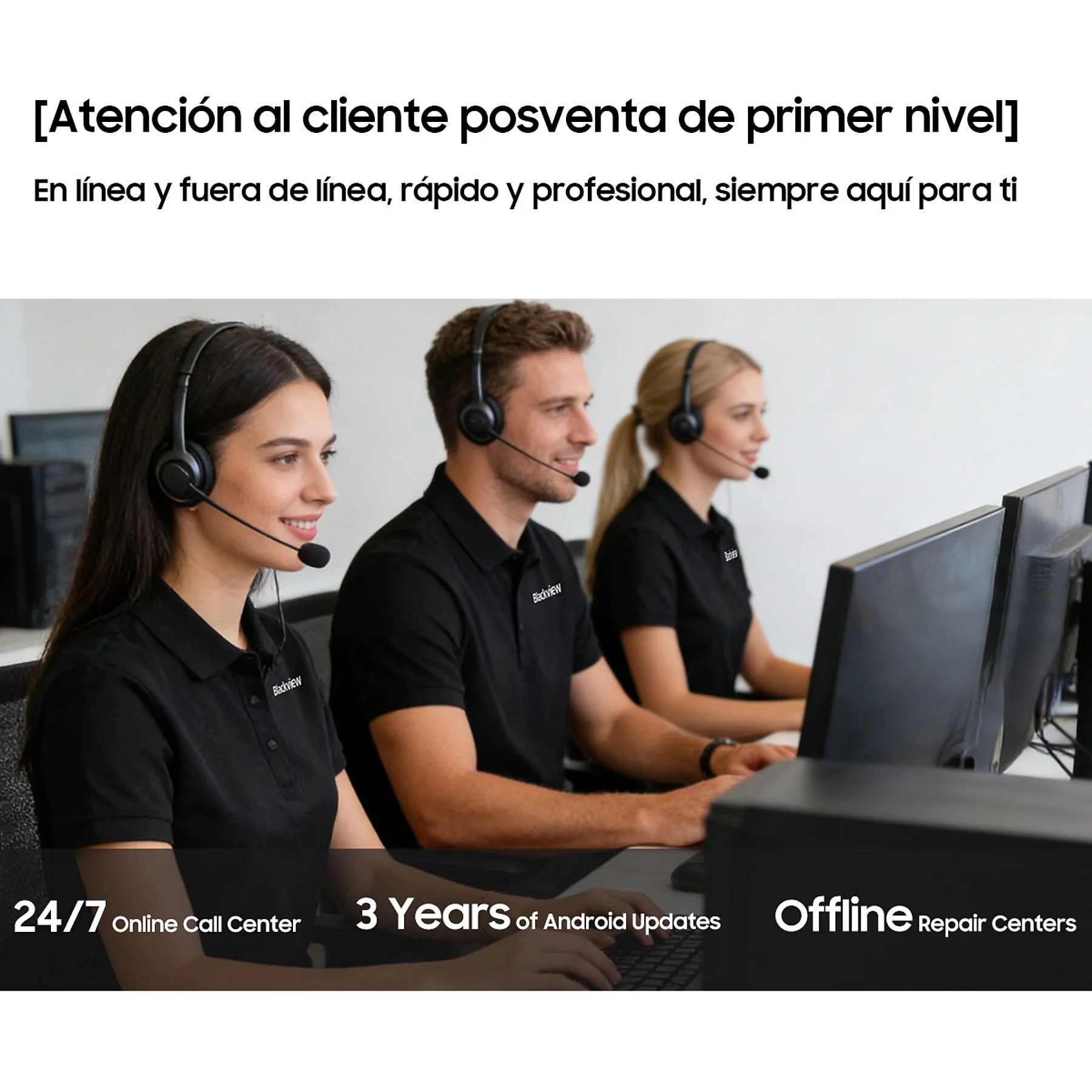 Tre agenti di call center con cuffie lavorano ai computer.