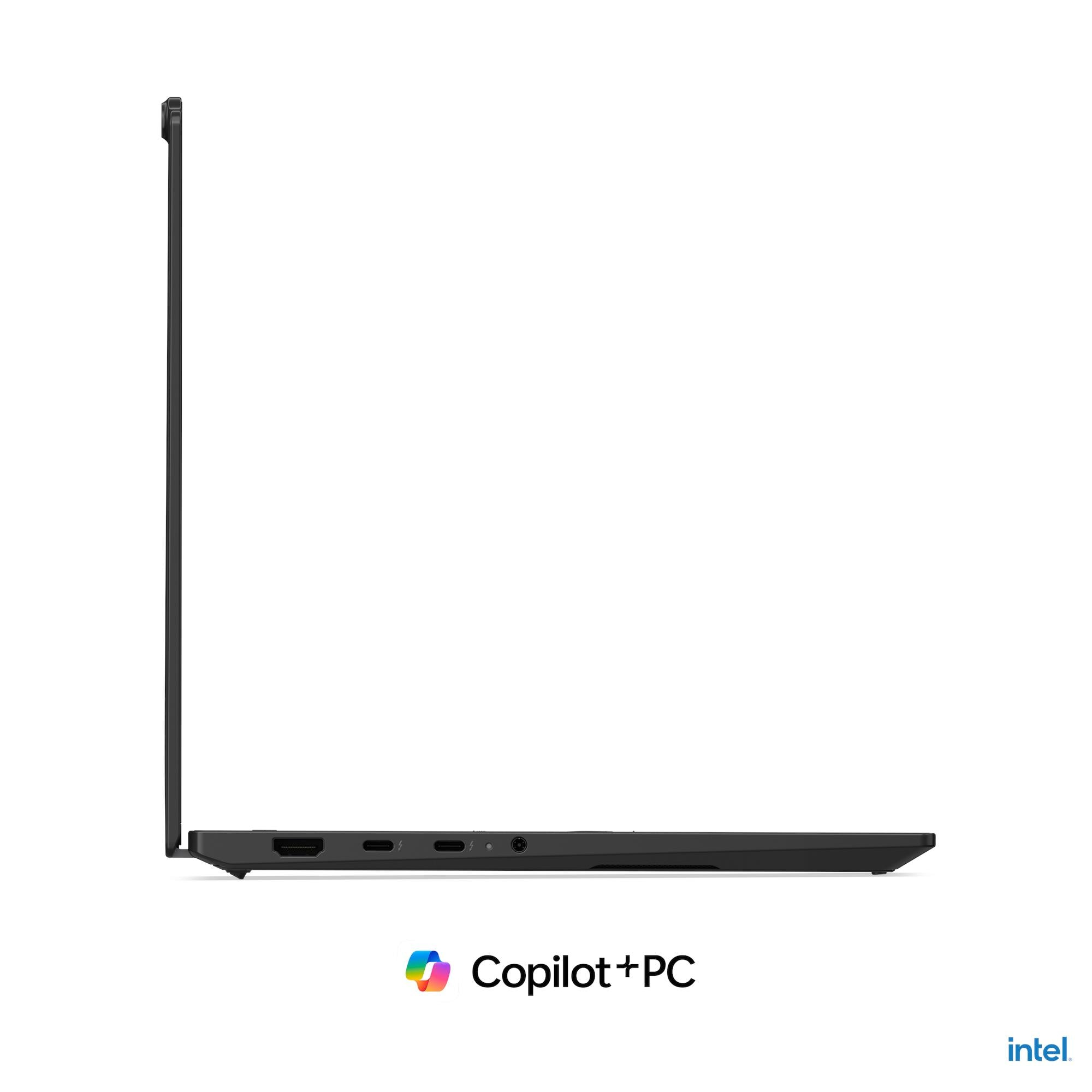Vista laterale di un laptop nero con porte e logo Copilot+ PC.